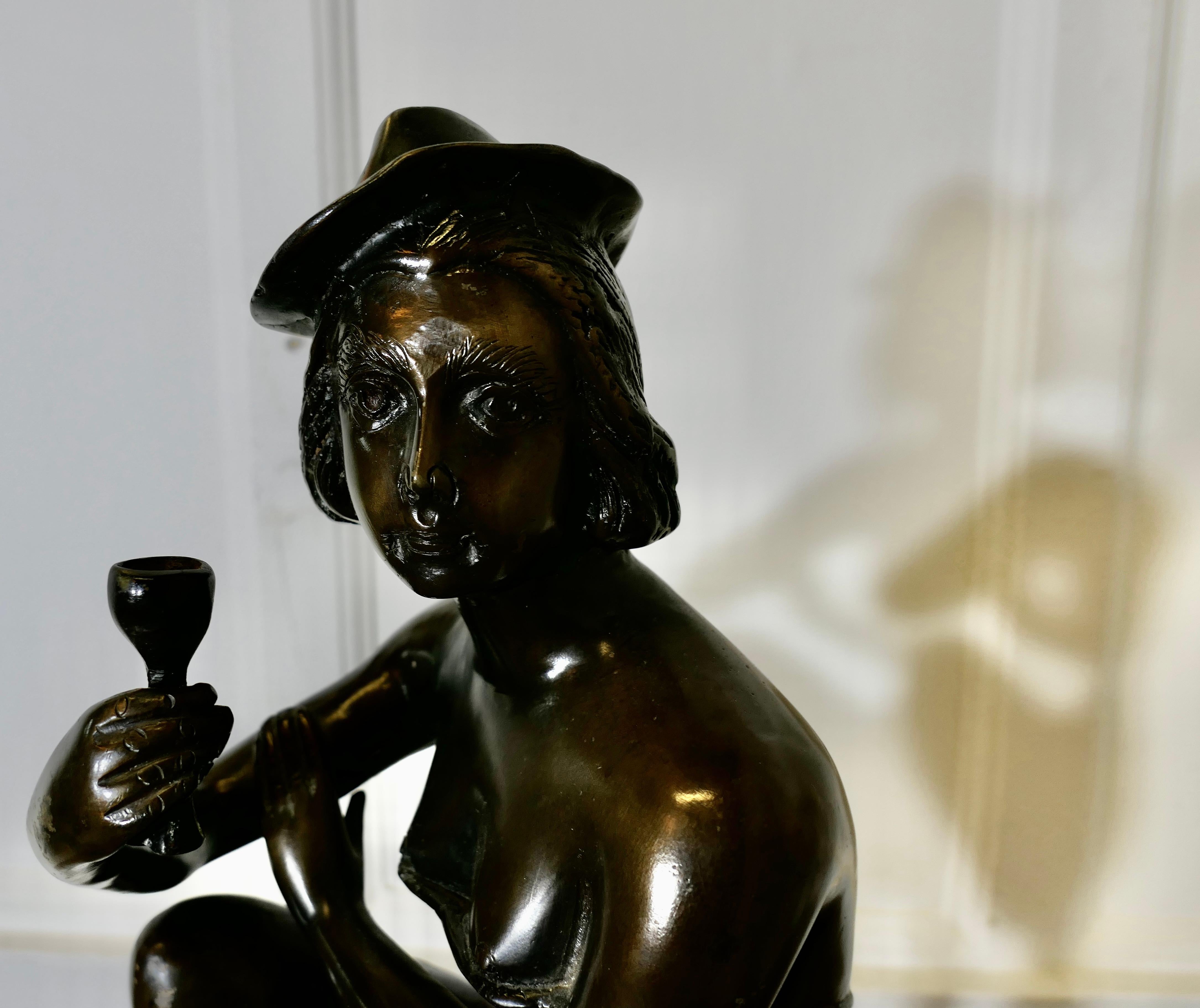 Statua in bronzo di una ragazza su uno sgabello che beve champagne in vendita 1