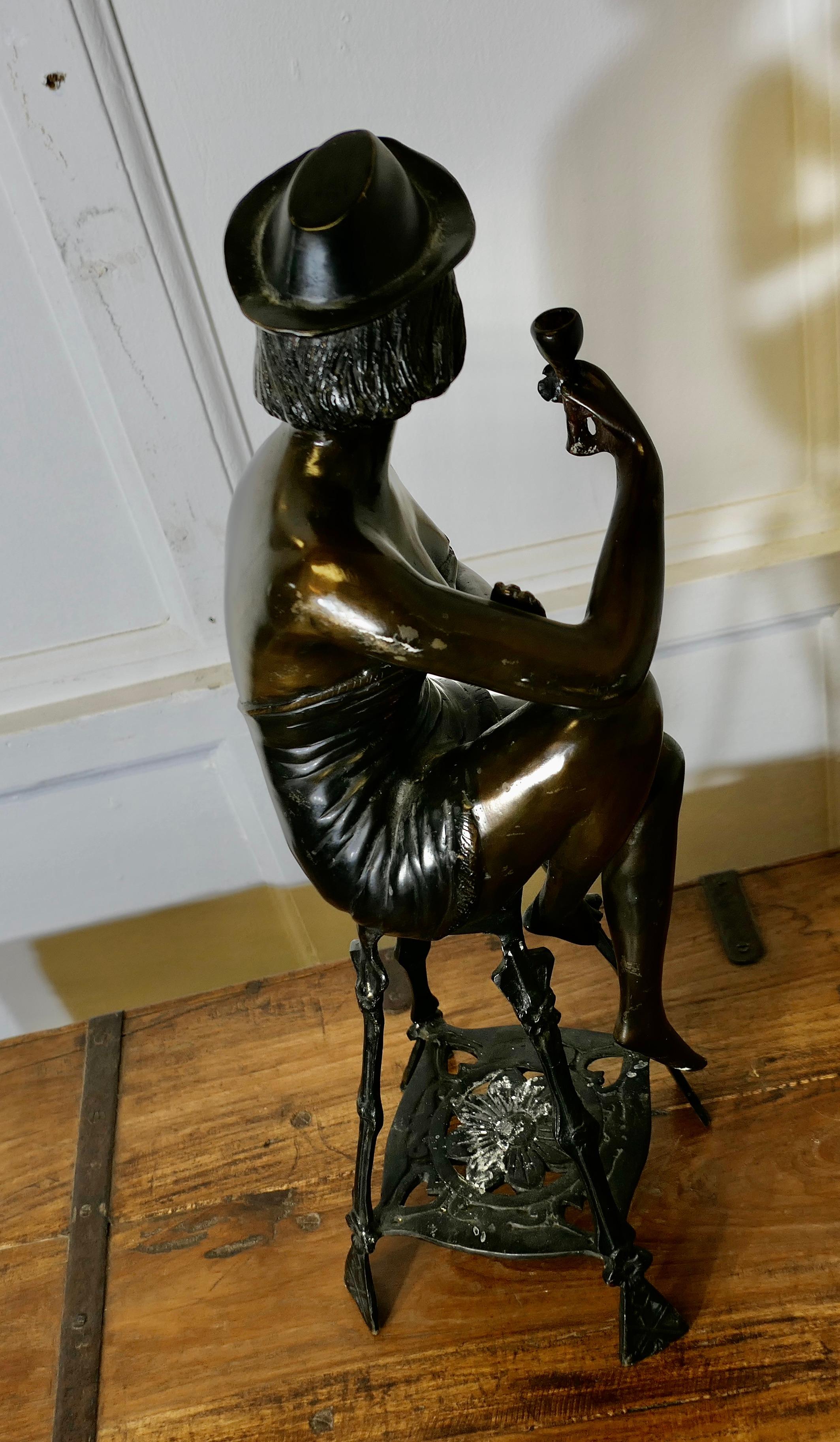 Statua in bronzo di una ragazza su uno sgabello che beve champagne in vendita 3