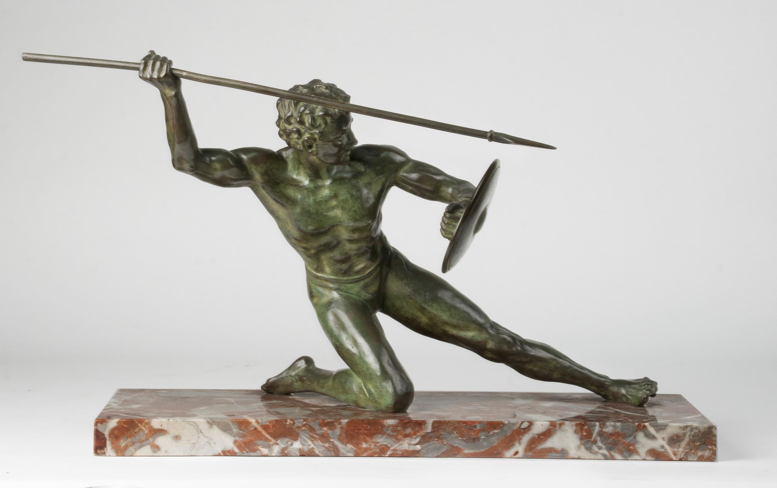 A strong and expressive image that portrays a gladiator in conflict. It is a bronze statue on a marble base.
The statue was made by the Italian artist Ugo Cipriana. He was a sculptor who also worked in France for a long time.
This statue was