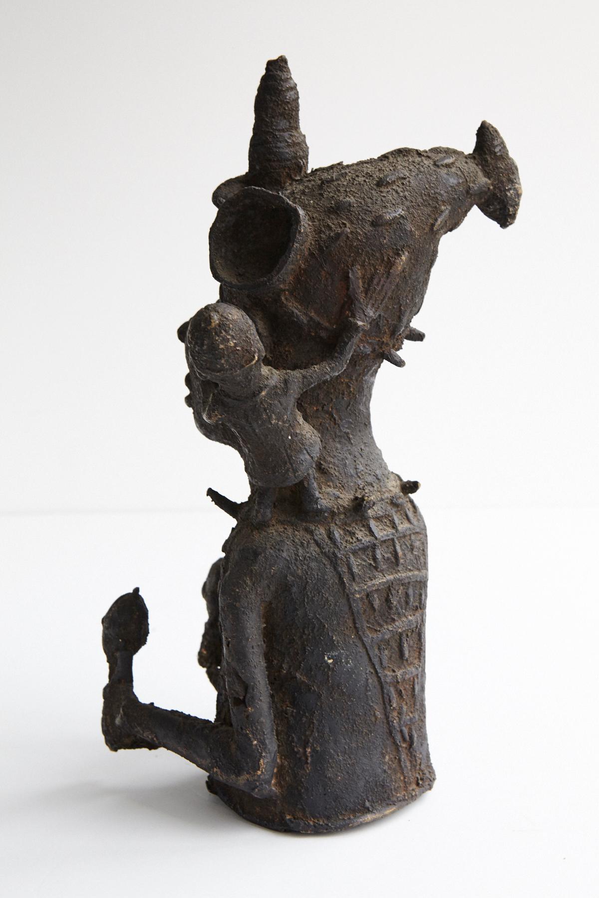 Bronze Statue of a Juju Man, Benin, 1930s In Good Condition For Sale In Aramits, Nouvelle-Aquitaine