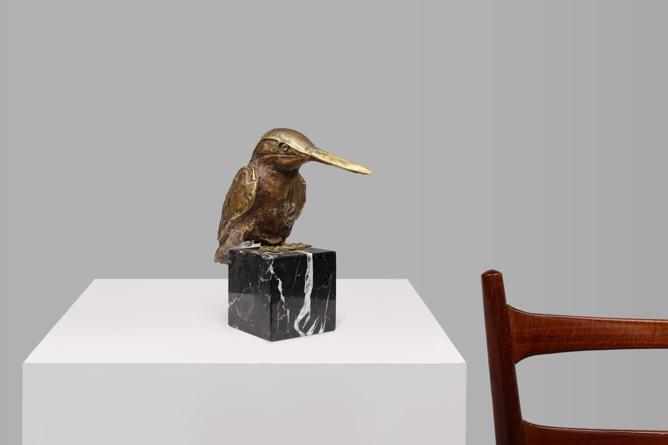 Belgium / 1960 / Bronze / Bronze, marble / Mid-century / Vintage

A stunning bronze of a kingfisher bird on a square marble black and white base by an unknown Belgium artist in the 1960s.

The intricate detailing of the bird captures the essence of