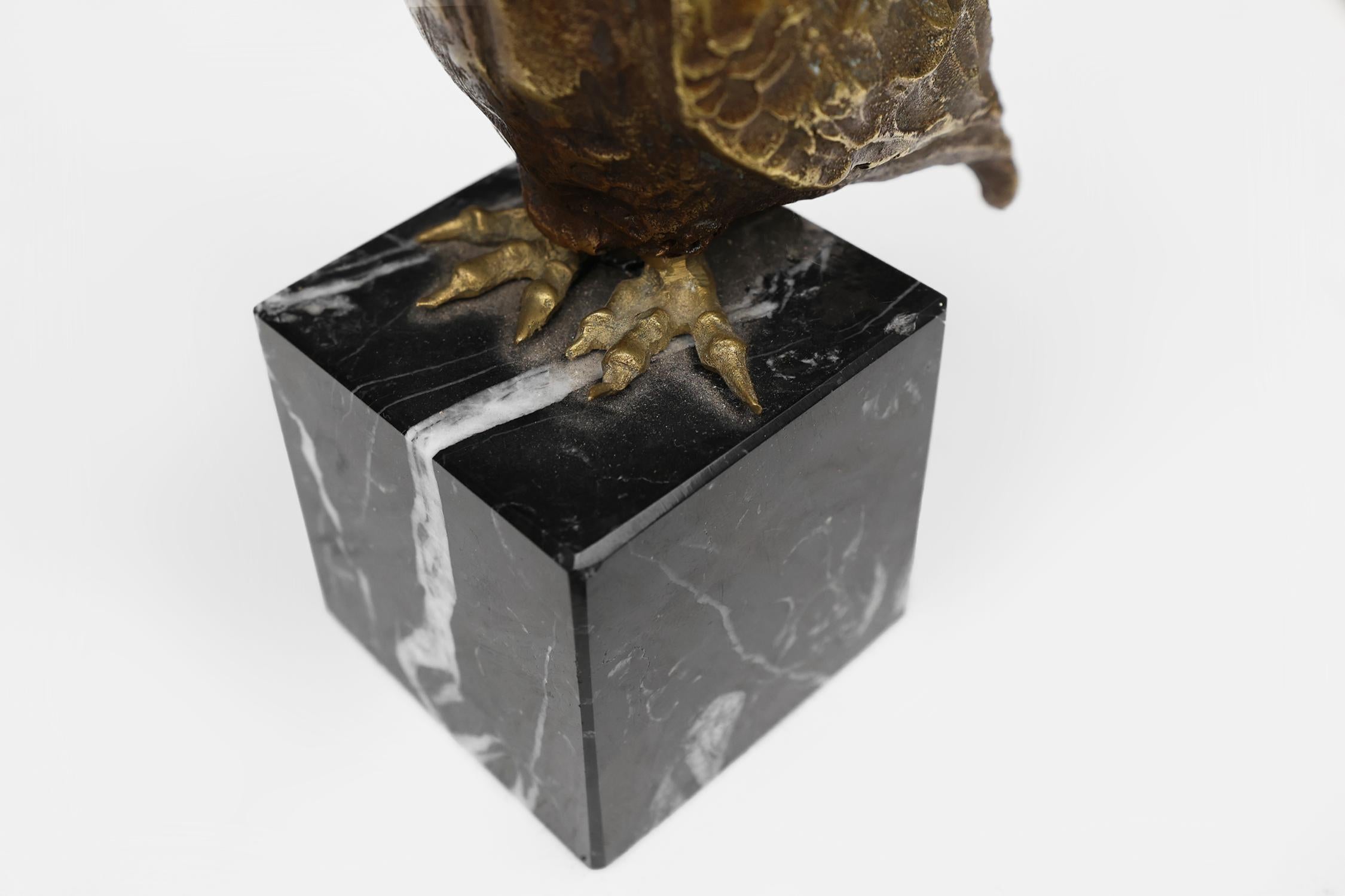 Hand-Carved Bronze statue of a kingfisher bird on a black marble base, Belgium 1960s