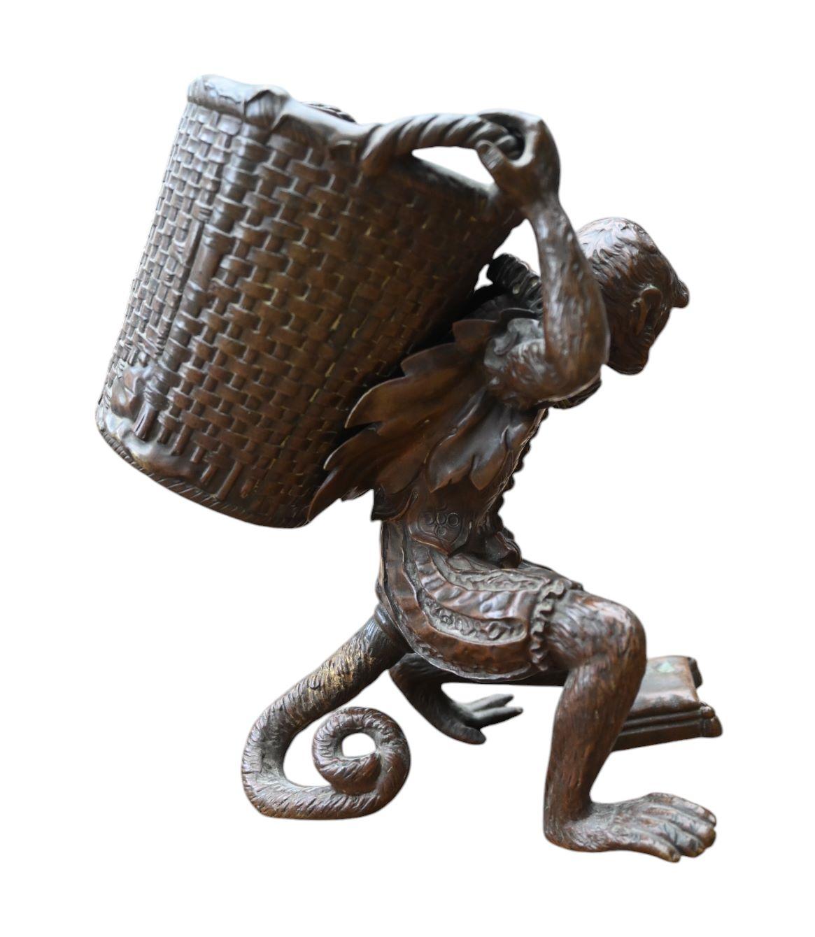 Français Statue en bronze d'un singe habillé comme un marquis, 19e siècle en vente