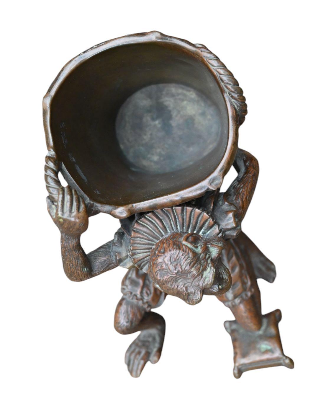 Statue en bronze d'un singe habillé comme un marquis, 19e siècle Bon état - En vente à Bilzen, BE