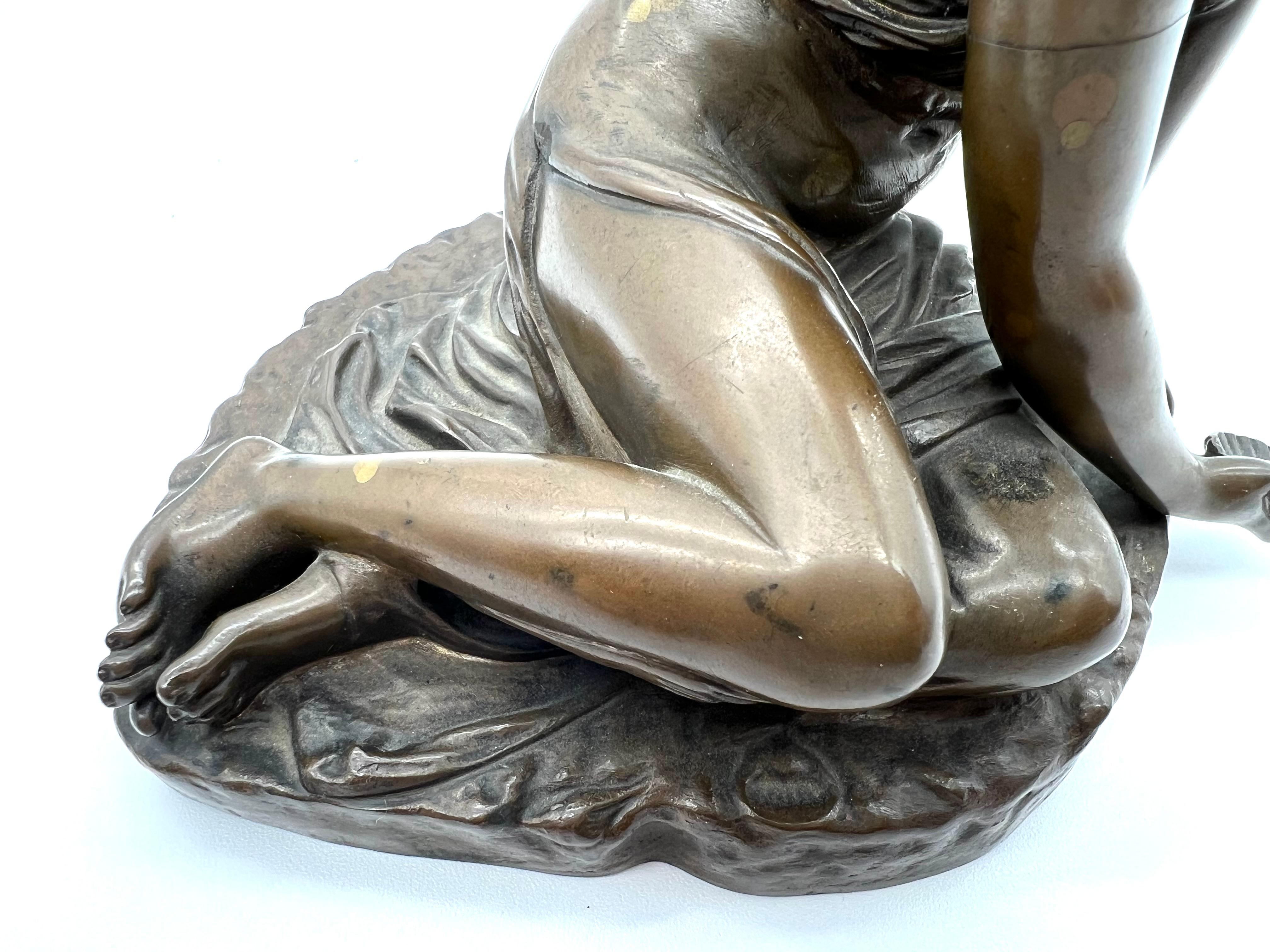 Statue en bronze d'une nymphe avec coquille Borghese avec signature du fondateur Barbedienne  en vente 3