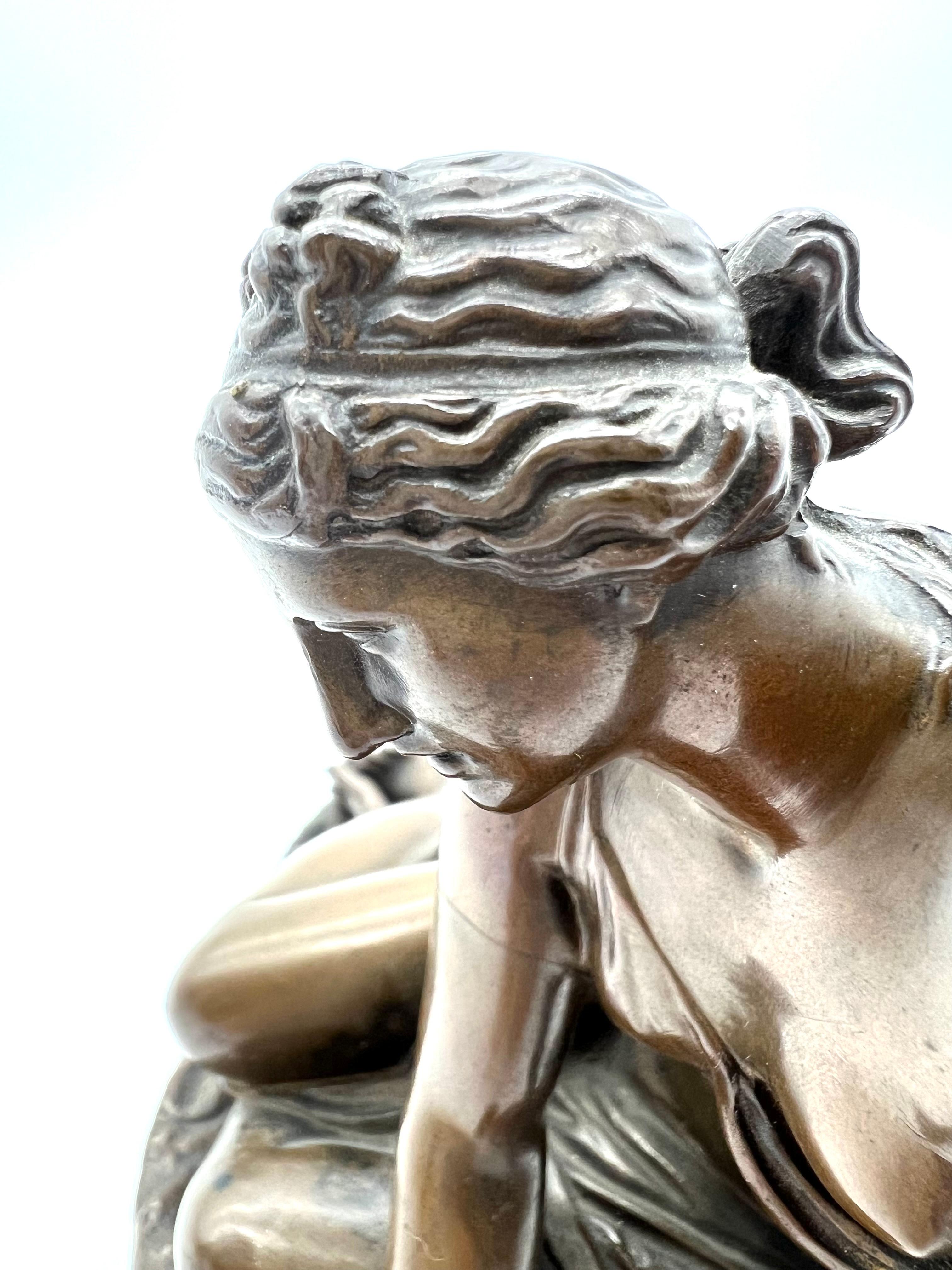Statue en bronze d'une nymphe avec coquille Borghese avec signature du fondateur Barbedienne  en vente 7