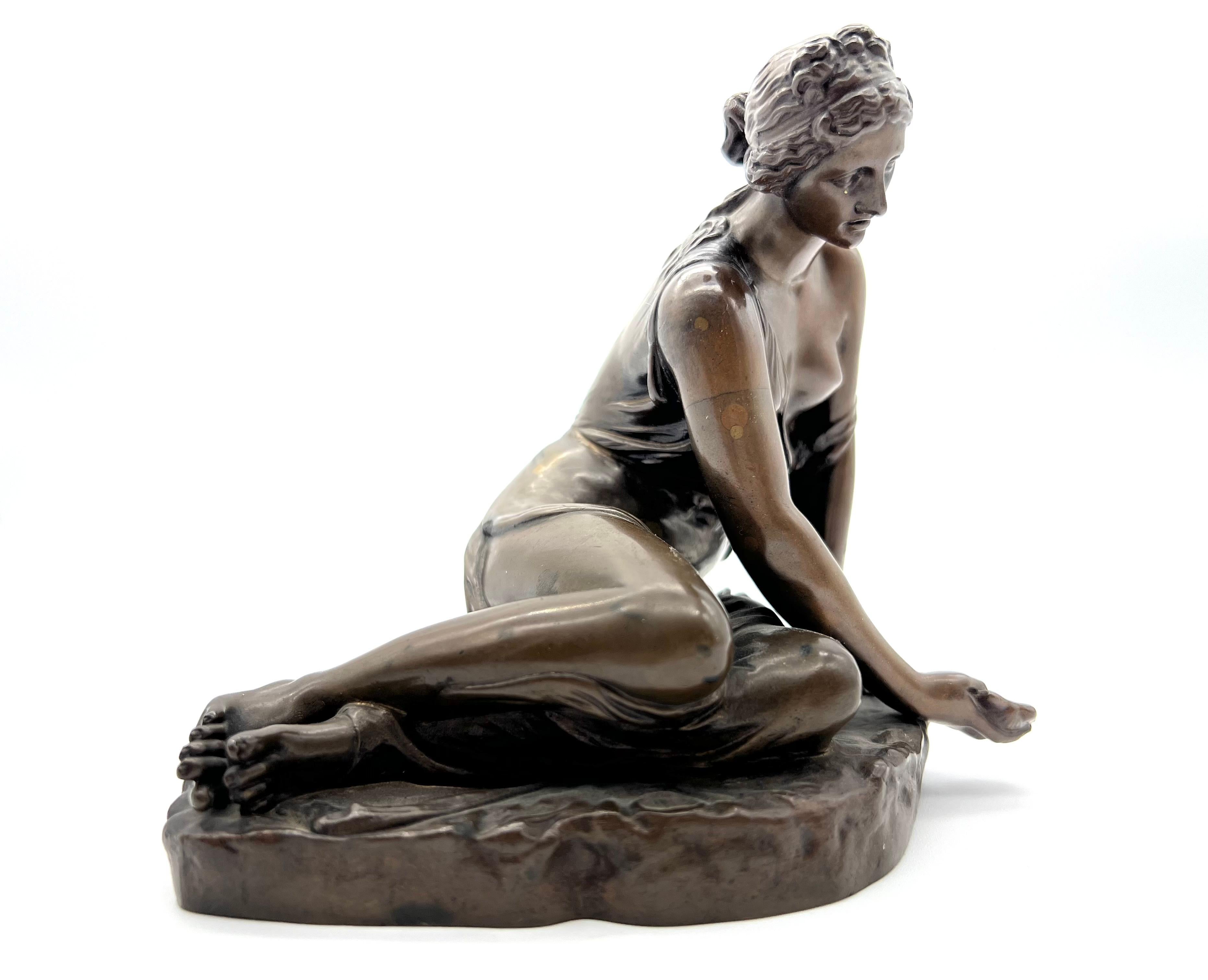 Cette sculpture en bronze représentant une nymphe à la coquille Borghese du XIXe siècle a été réalisée d'après le sculpteur Antoine Coysevox (1640-1720).
La nymphe à la coquille de Borghese était l'une des sculptures présentes dans le jardin de