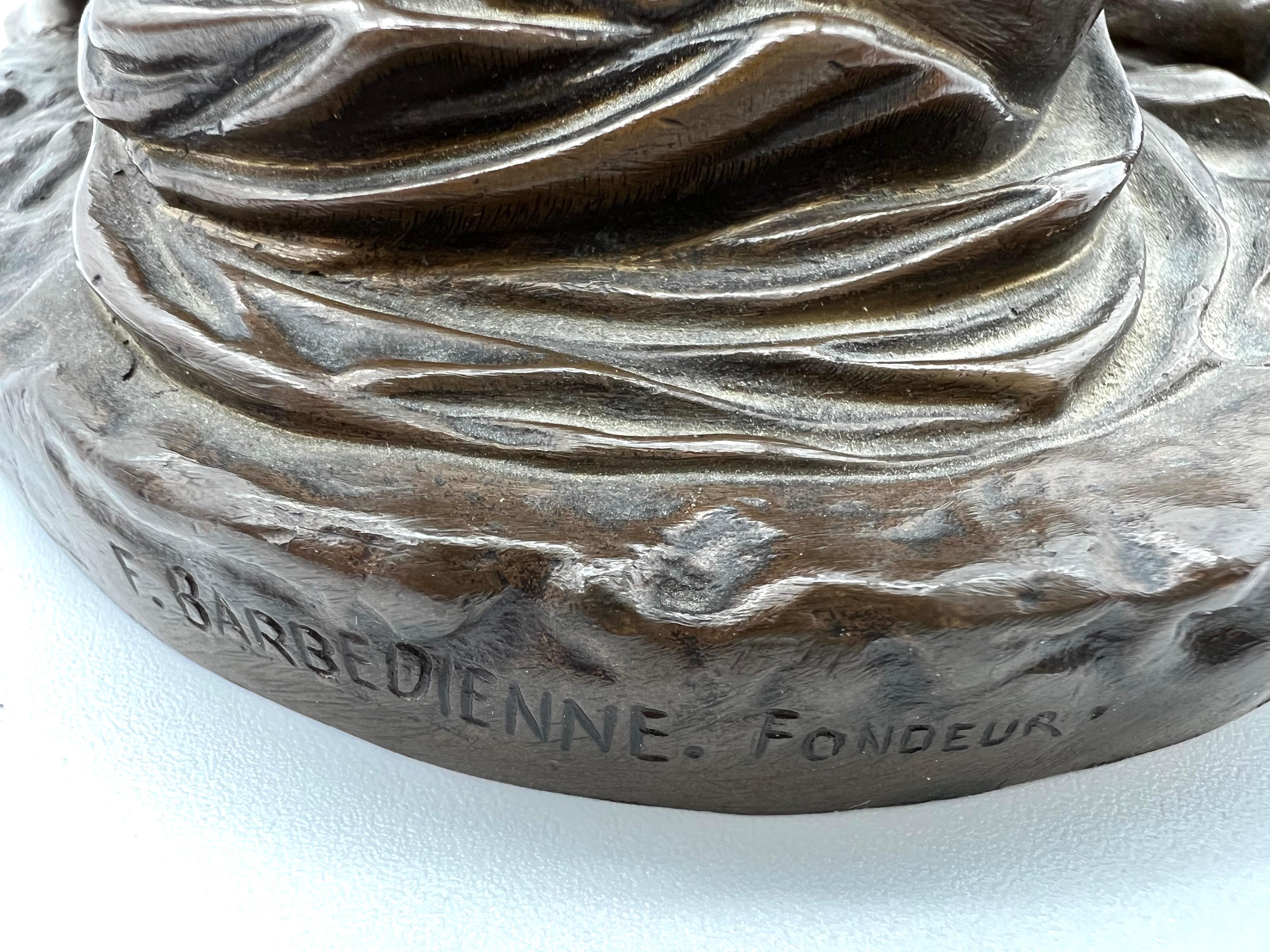 Français Statue en bronze d'une nymphe avec coquille Borghese avec signature du fondateur Barbedienne  en vente