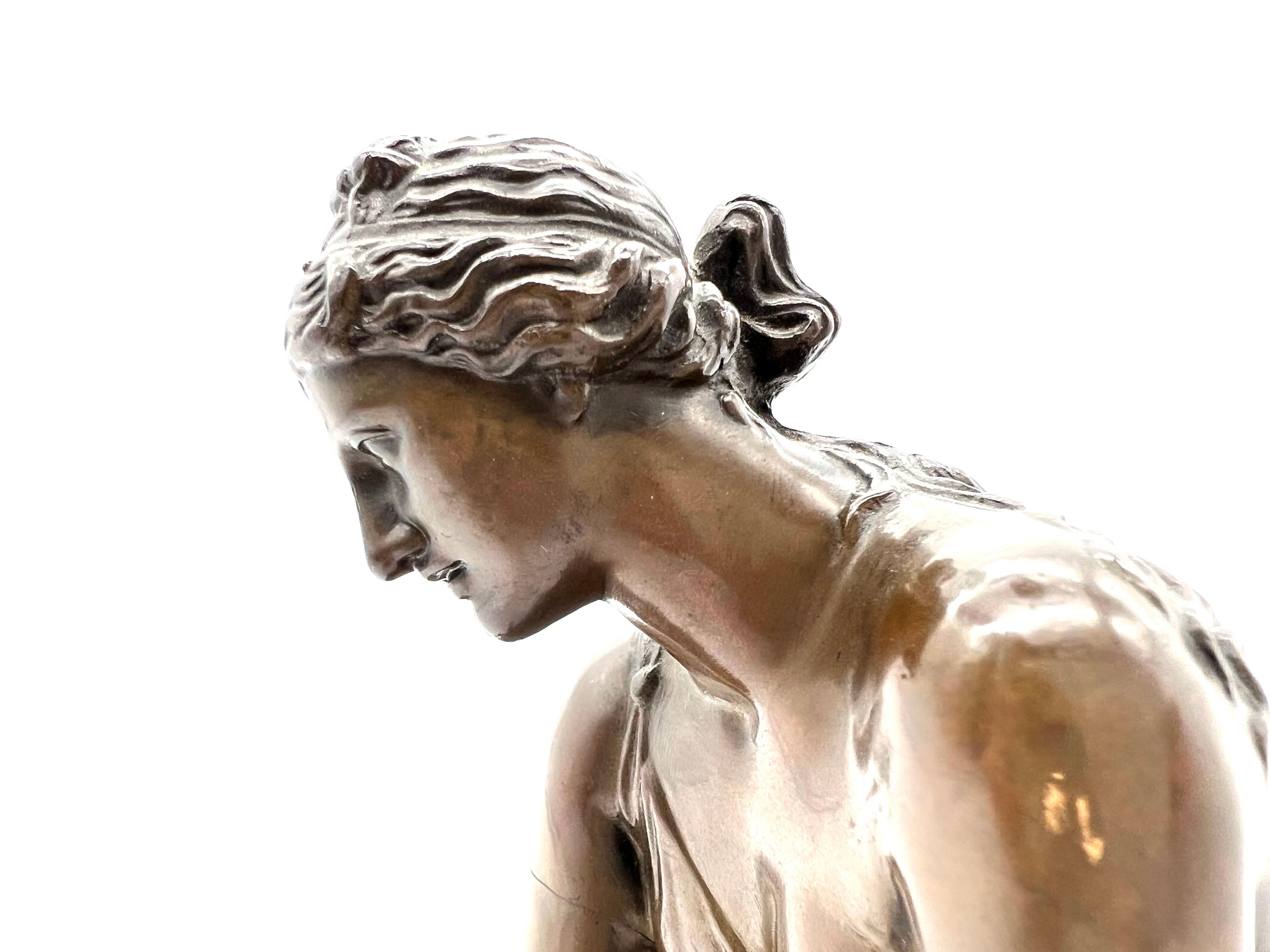 Bronze Statue en bronze d'une nymphe avec coquille Borghese avec signature du fondateur Barbedienne  en vente