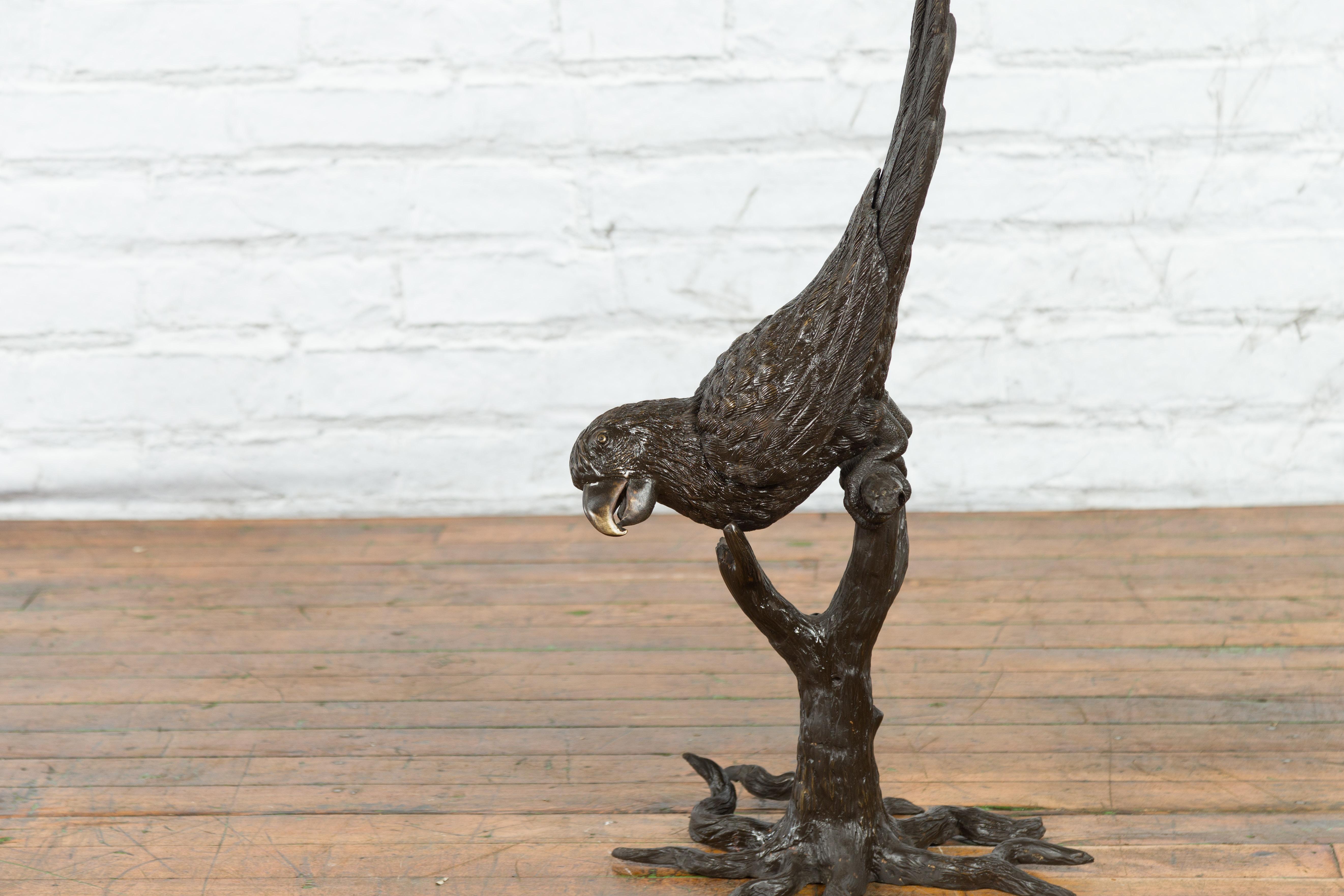 Statue en bronze d'un perroquet perché sur une branche et allongé, avec patine foncée en vente 4