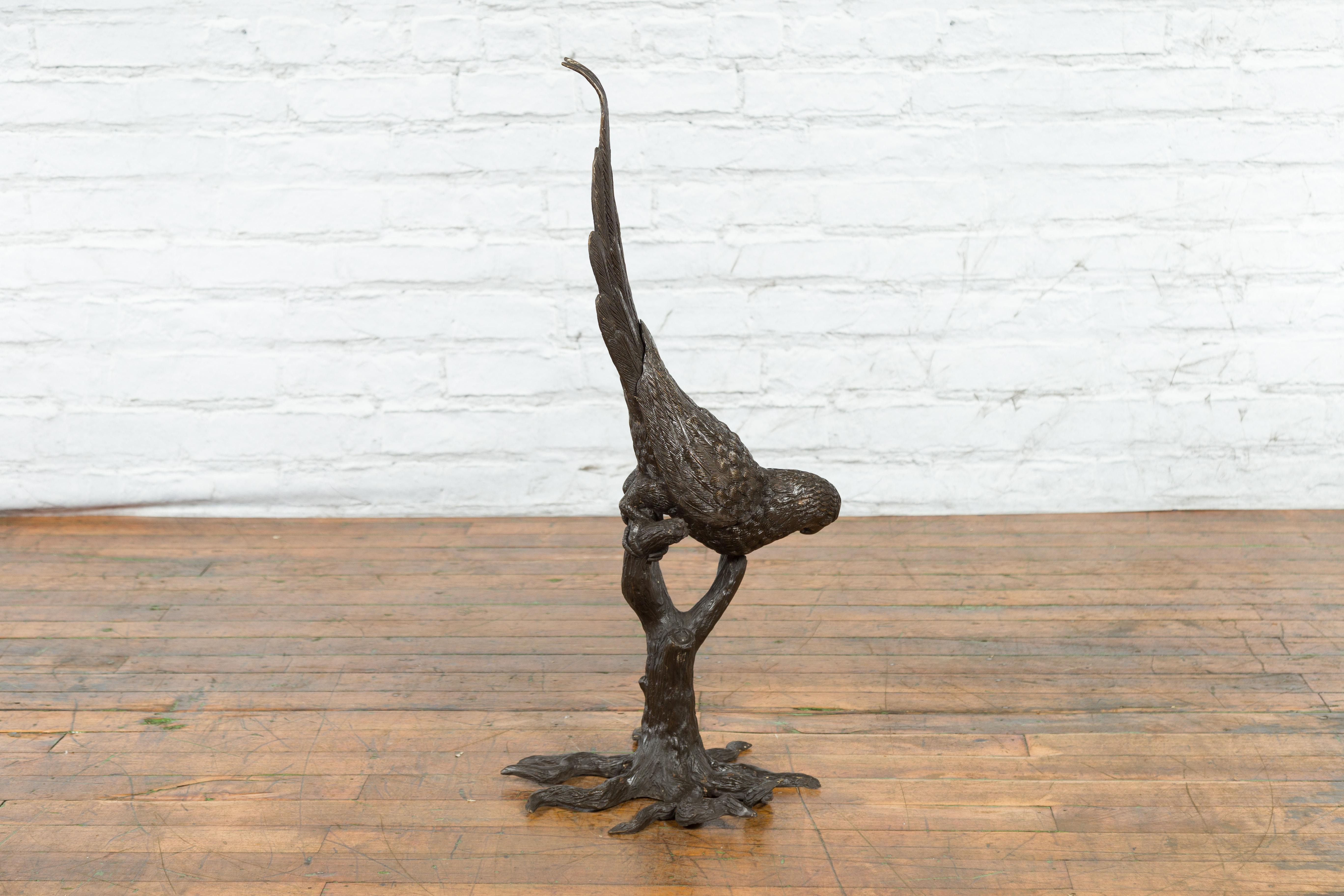 Statue en bronze d'un perroquet perché sur une branche et allongé, avec patine foncée en vente 6