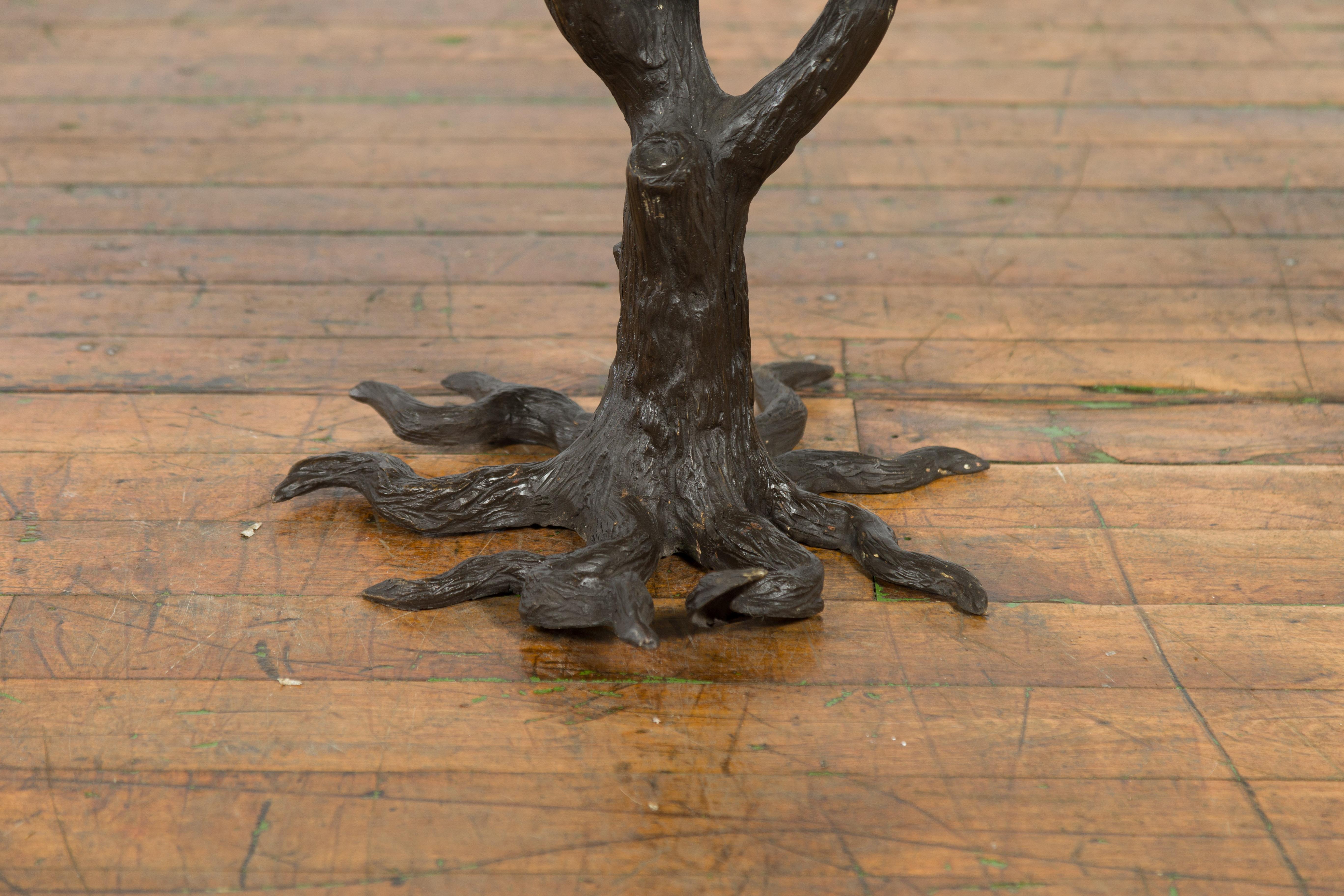 Statue en bronze d'un perroquet perché sur une branche et allongé, avec patine foncée en vente 1