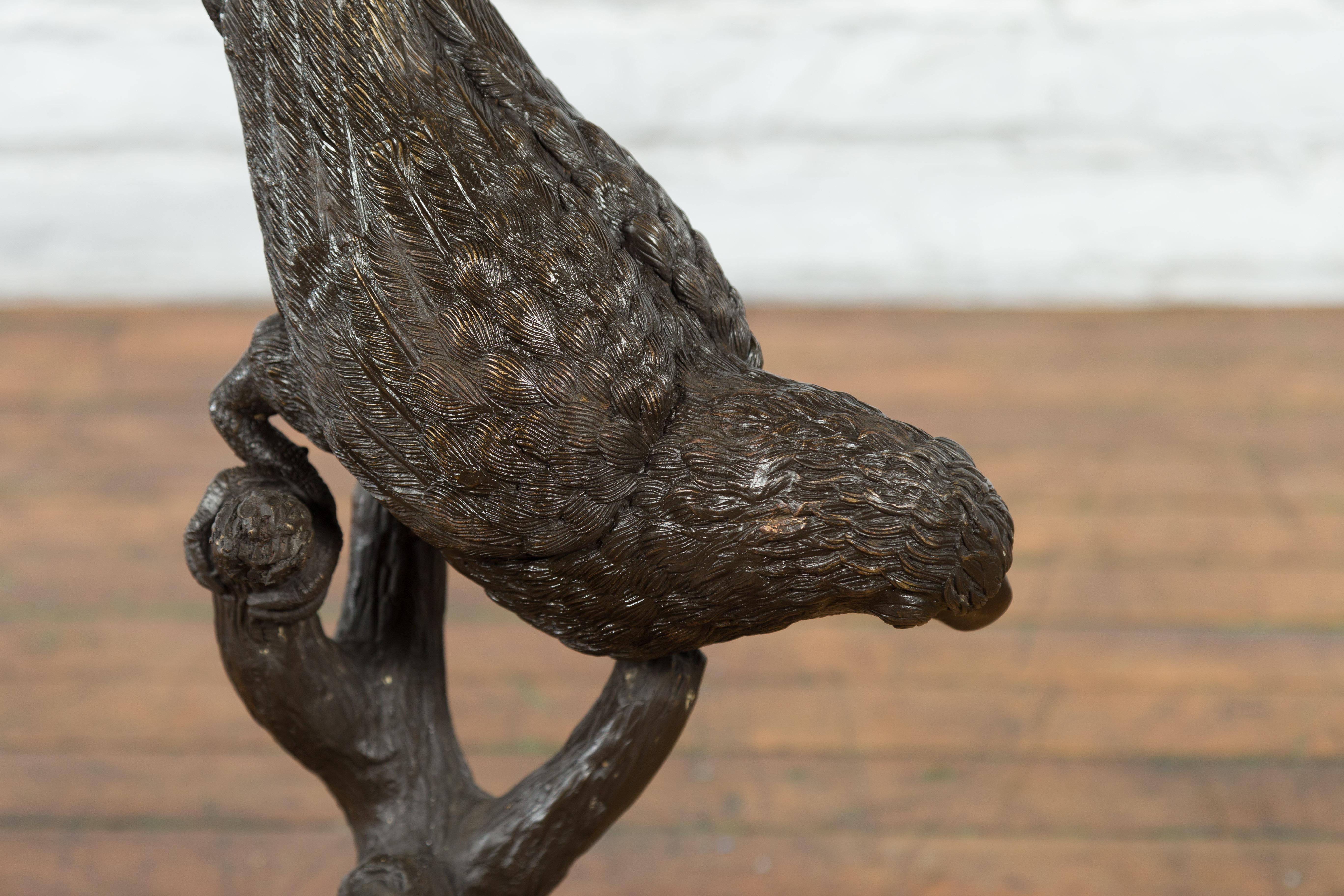 Bronzestatue eines Papagei, der auf einem Zweig sitzt und sich nach unten lenkt, mit dunkler Patina im Angebot 3