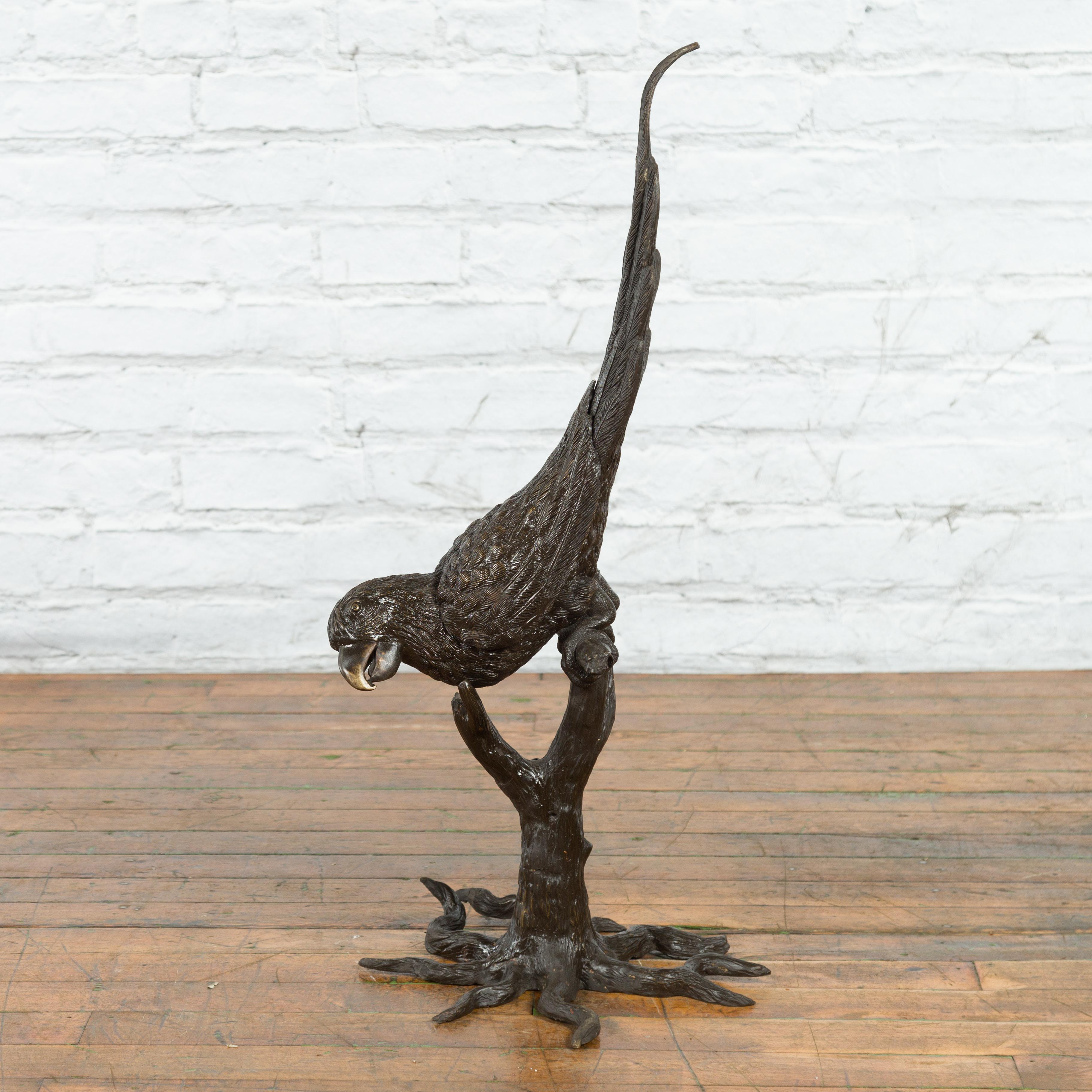 Statue en bronze d'un perroquet perché sur une branche et allongé, avec patine foncée en vente 3