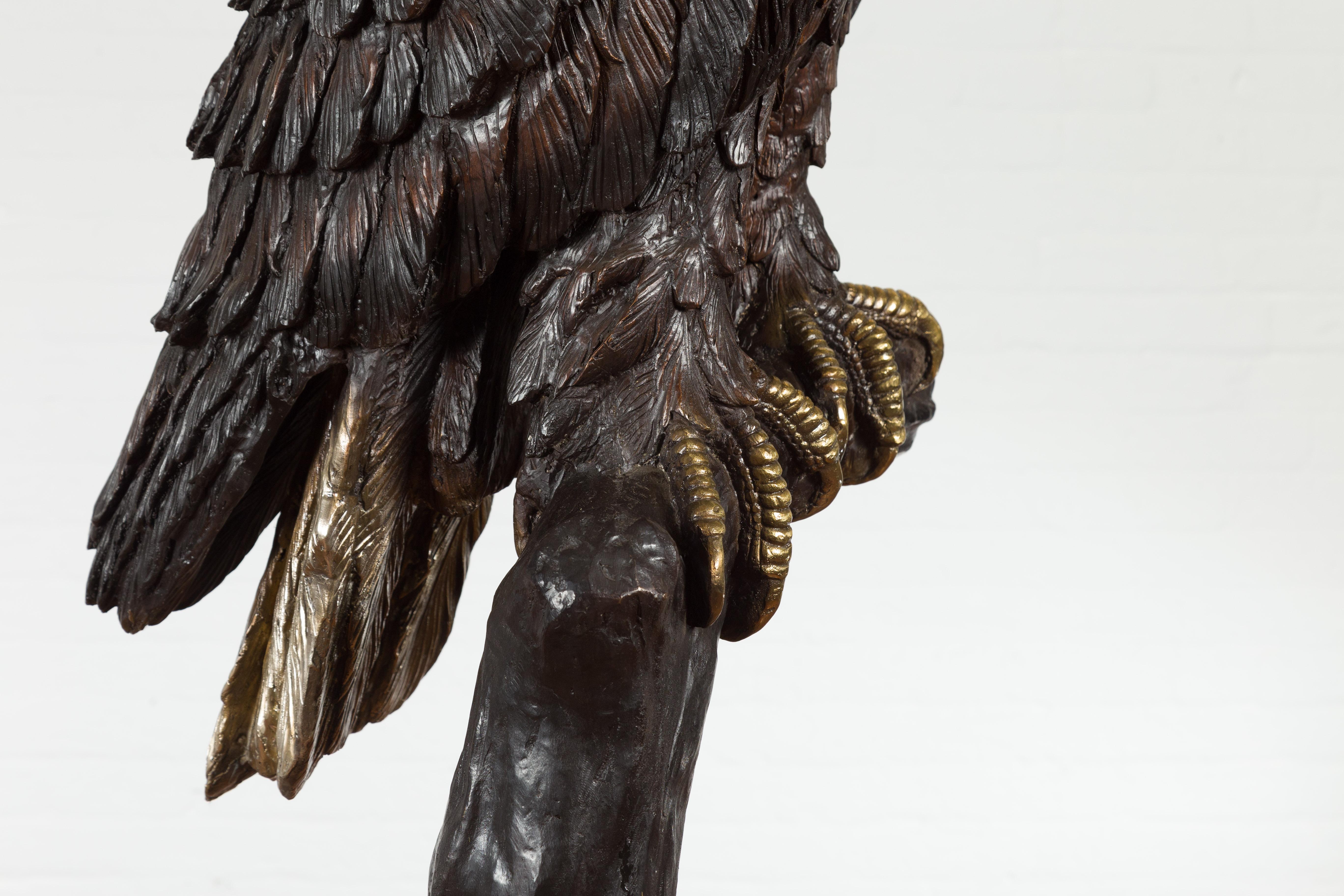 Bronzestatue eines Adlers, der auf einem Zweig thront, mit Gold- und Silberakzenten im Angebot 10