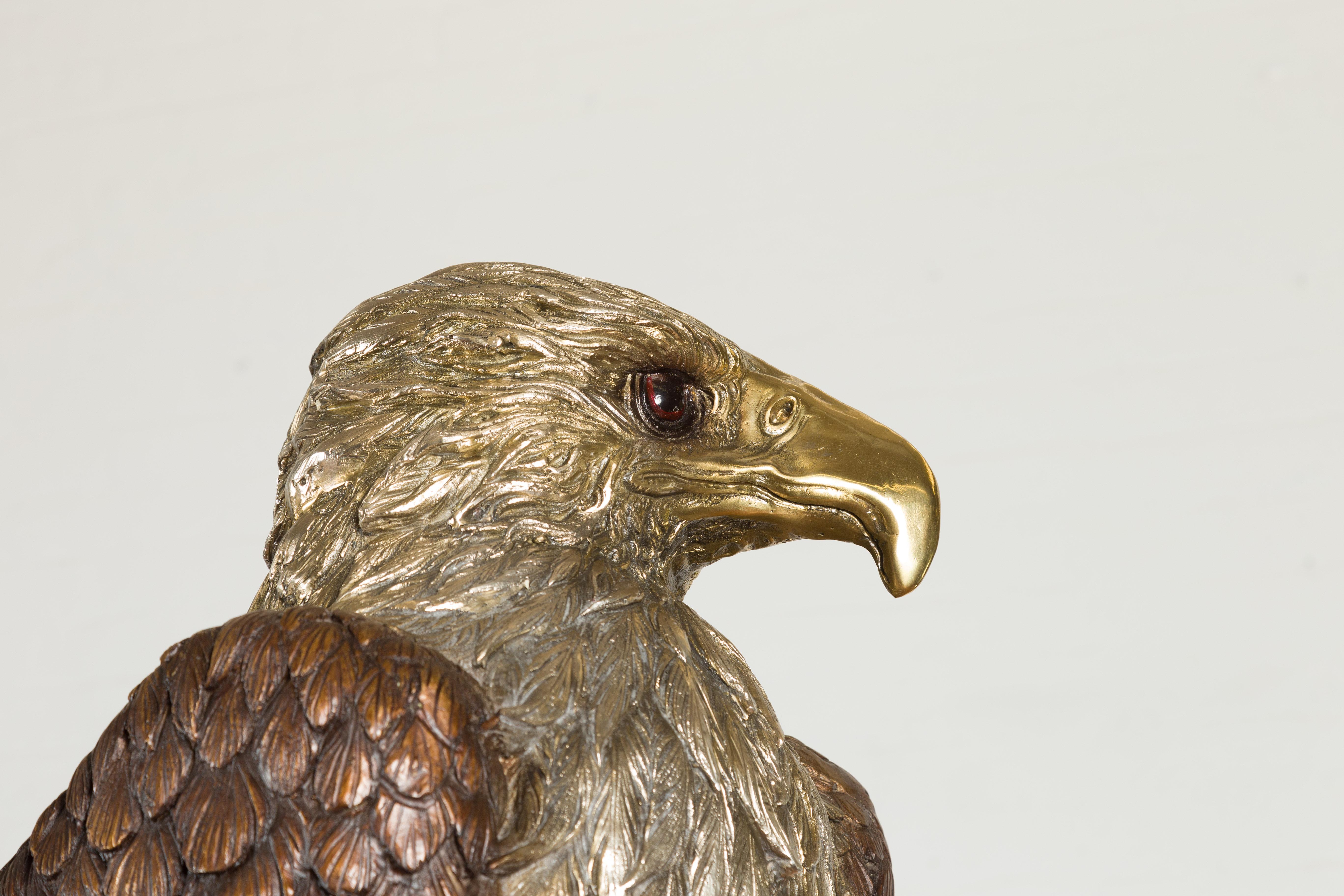 Bronzestatue eines Adlers, der auf einem Zweig thront, mit Gold- und Silberakzenten im Angebot 12