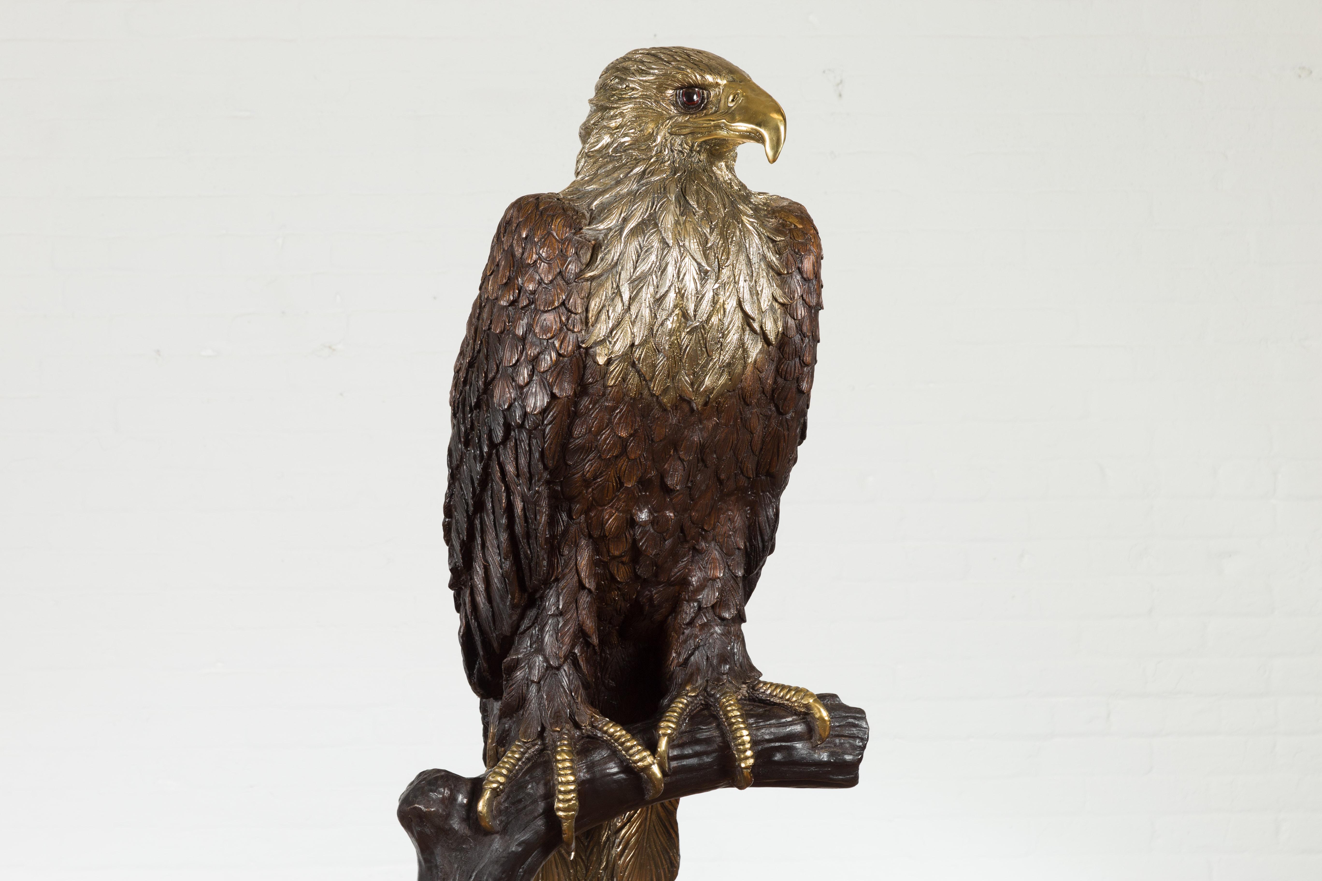 Bronzestatue eines Adlers, der auf einem Zweig thront, mit Gold- und Silberakzenten im Angebot 1