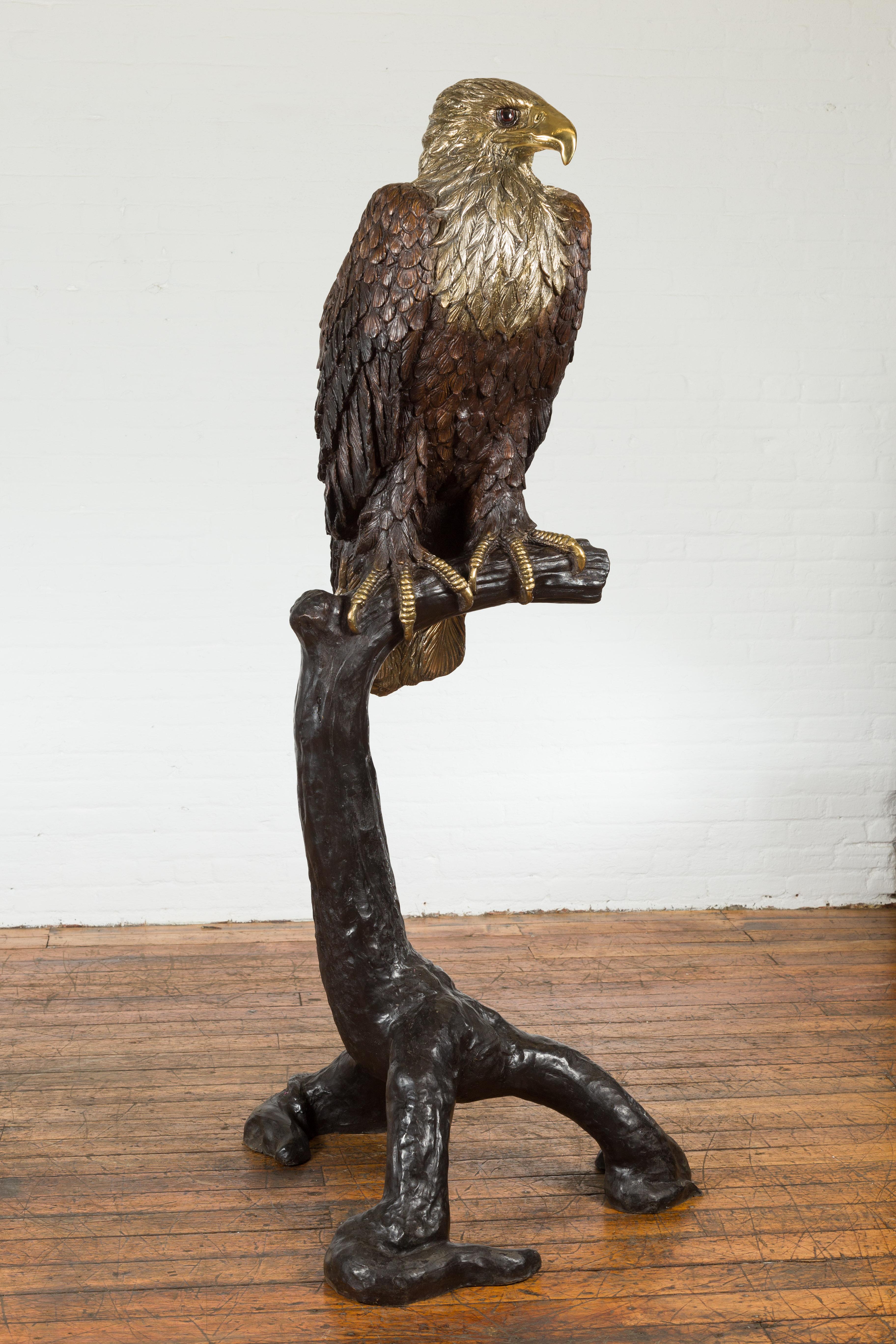Bronzestatue eines Adlers, der auf einem Zweig thront, mit Gold- und Silberakzenten im Angebot 3