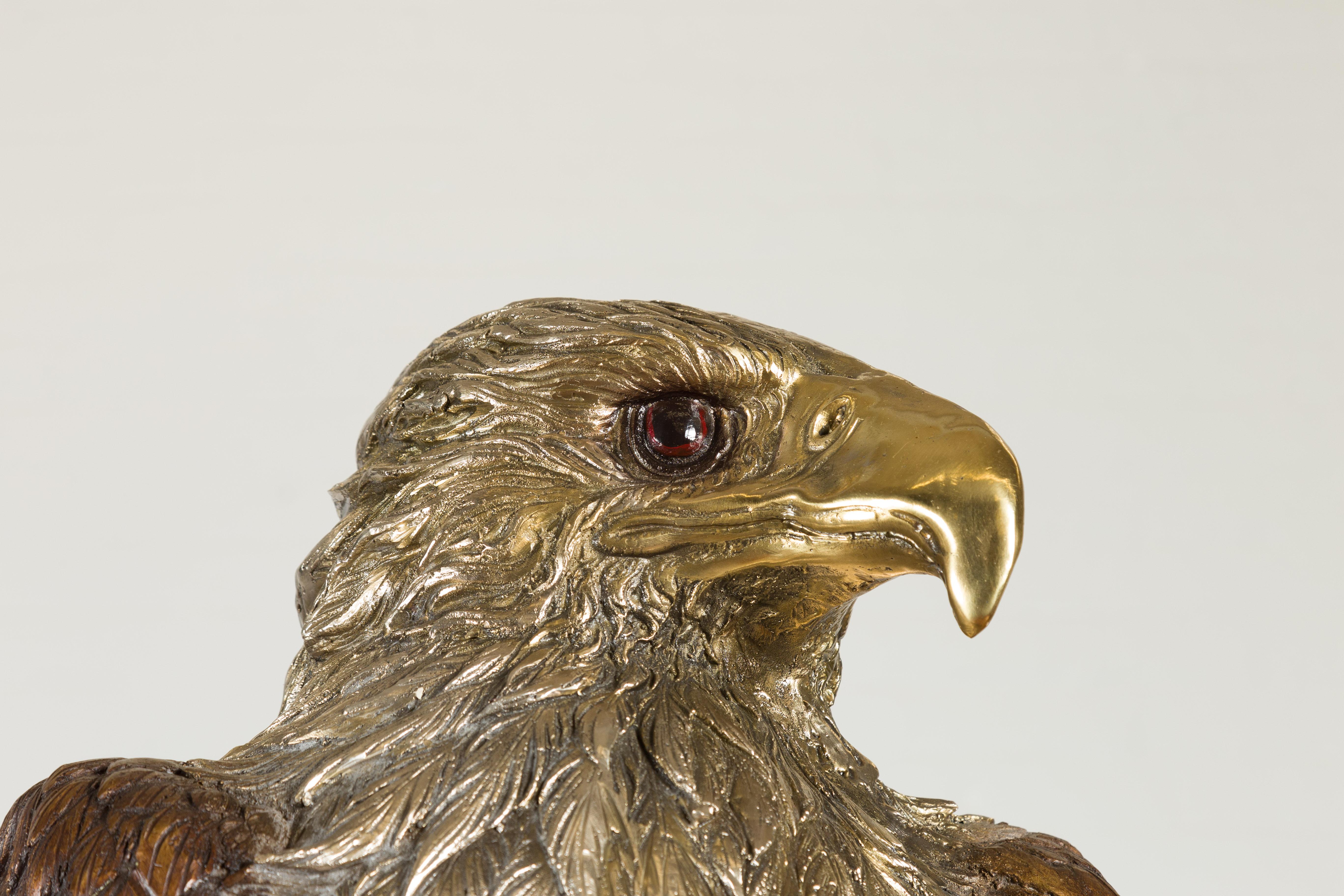 Bronzestatue eines Adlers, der auf einem Zweig thront, mit Gold- und Silberakzenten im Angebot 4