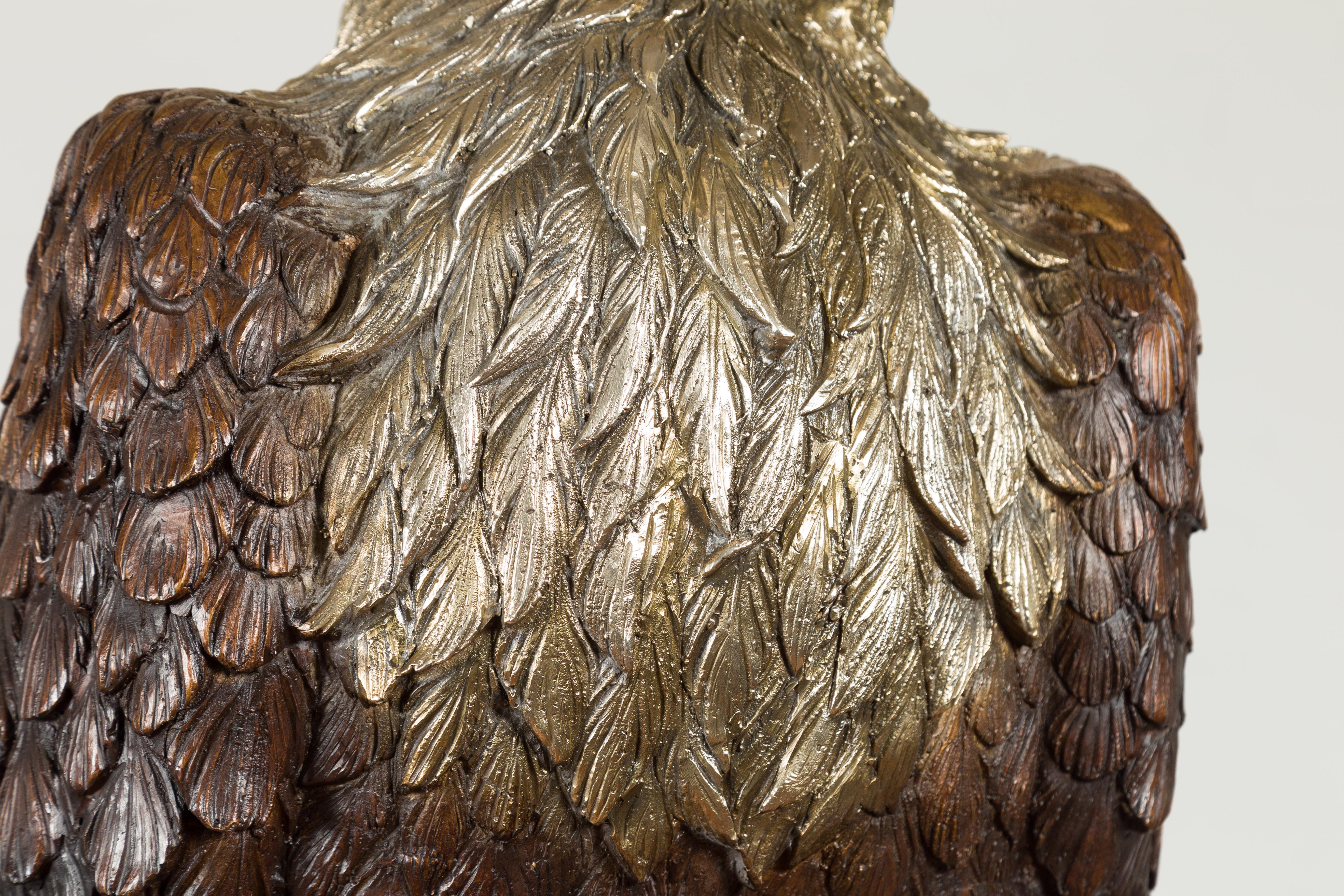 Bronzestatue eines Adlers, der auf einem Zweig thront, mit Gold- und Silberakzenten im Angebot 5