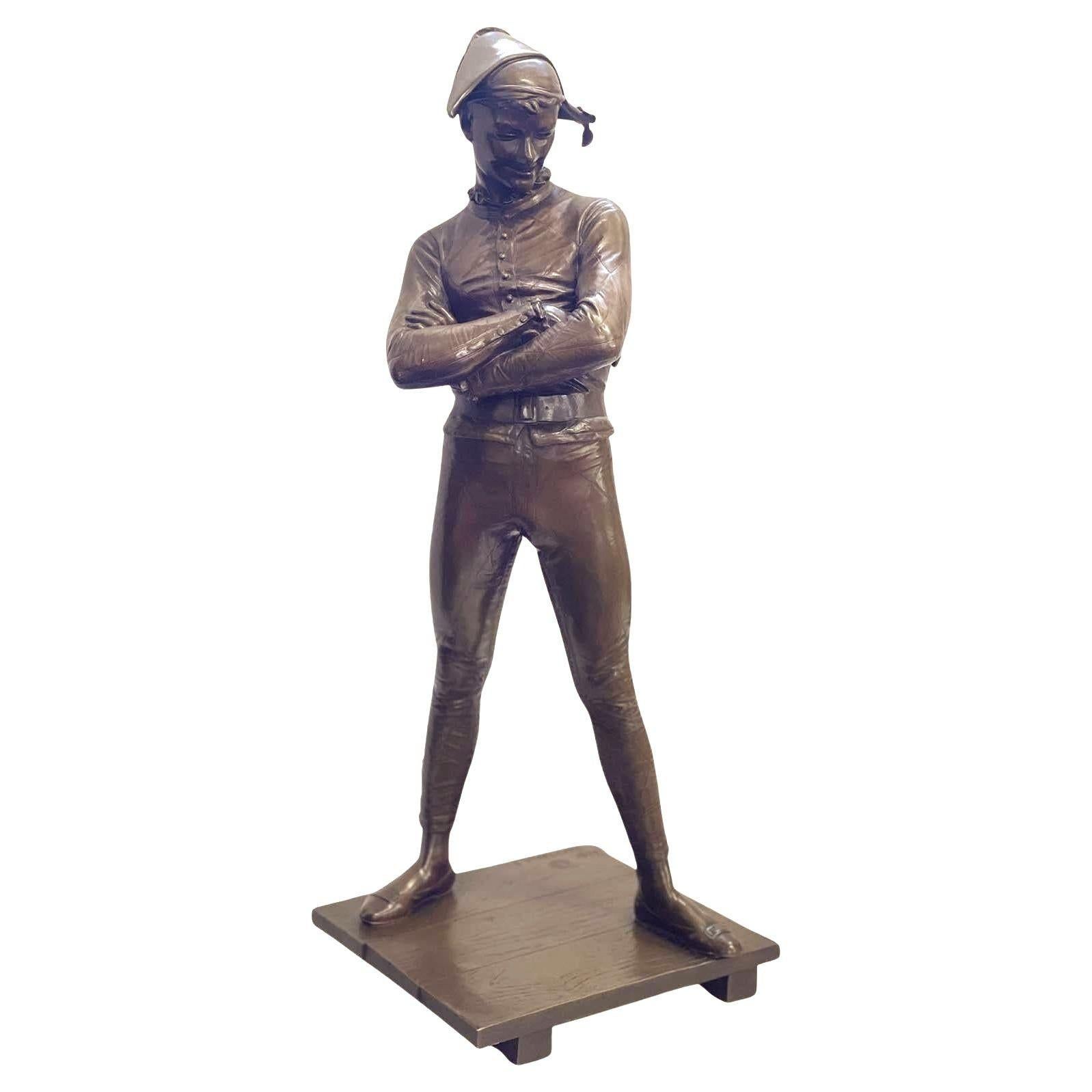 Statuette en bronze d'Arlequin par Charles-René de Paul de Saint-Marceaux.
Distribution par Barbedienne.
Un Arlequin espiègle, en pleine contemplation les bras croisés, arborant un sourire et un masque, monte comme il se doit sur les planches dans