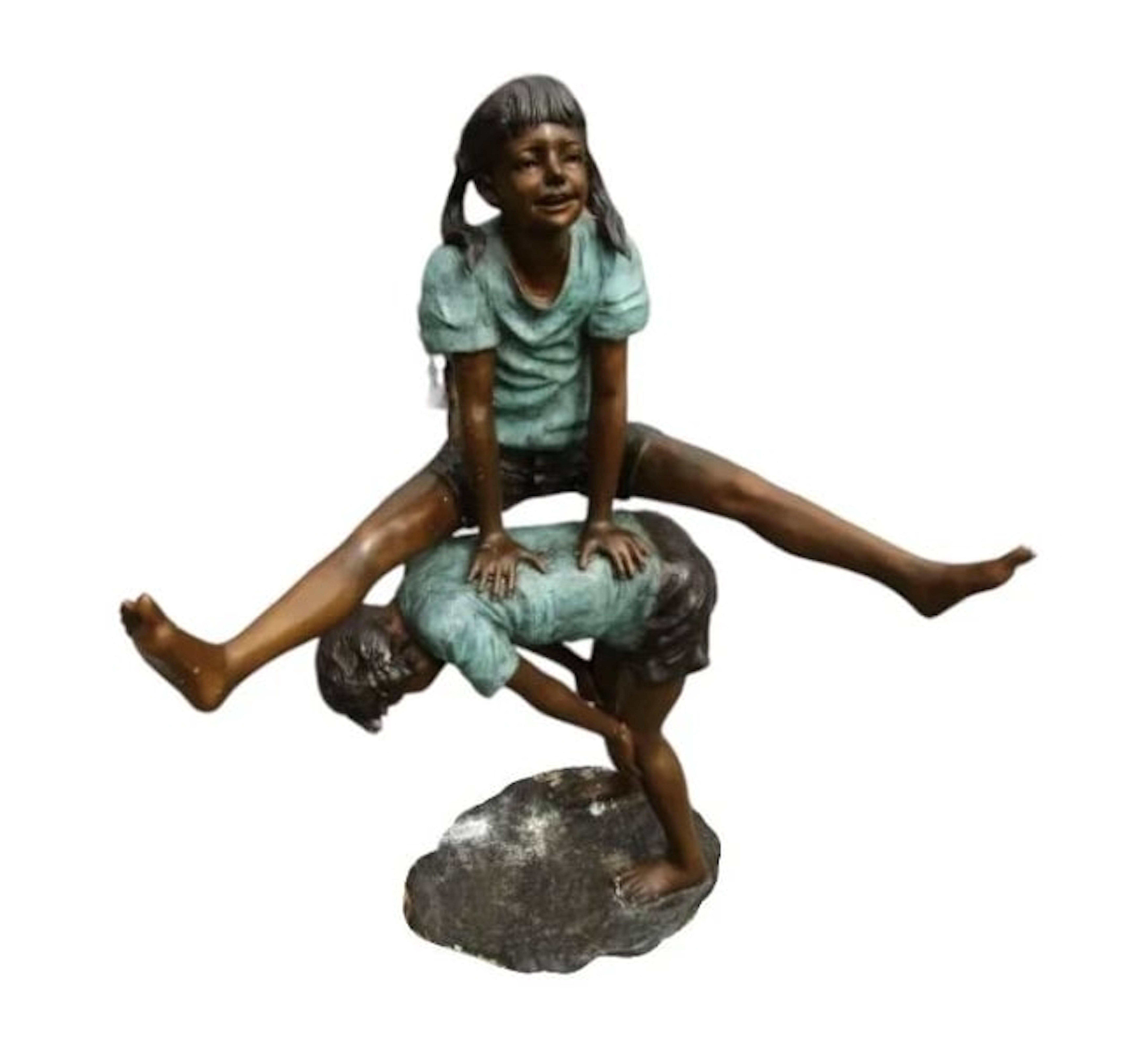 Große Bronzestatue von zwei Kindern, die Bockspringen spielen. Dieses Stück wäre eine wunderbare Ergänzung für jede Landschaft. Bitte bestätigen Sie den Standort mit dem Verkäufer (NY oder NJ)