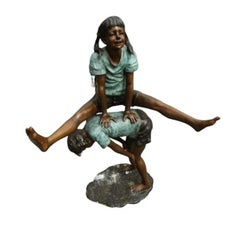 Statue en bronze d'enfants jouant de la grenouille