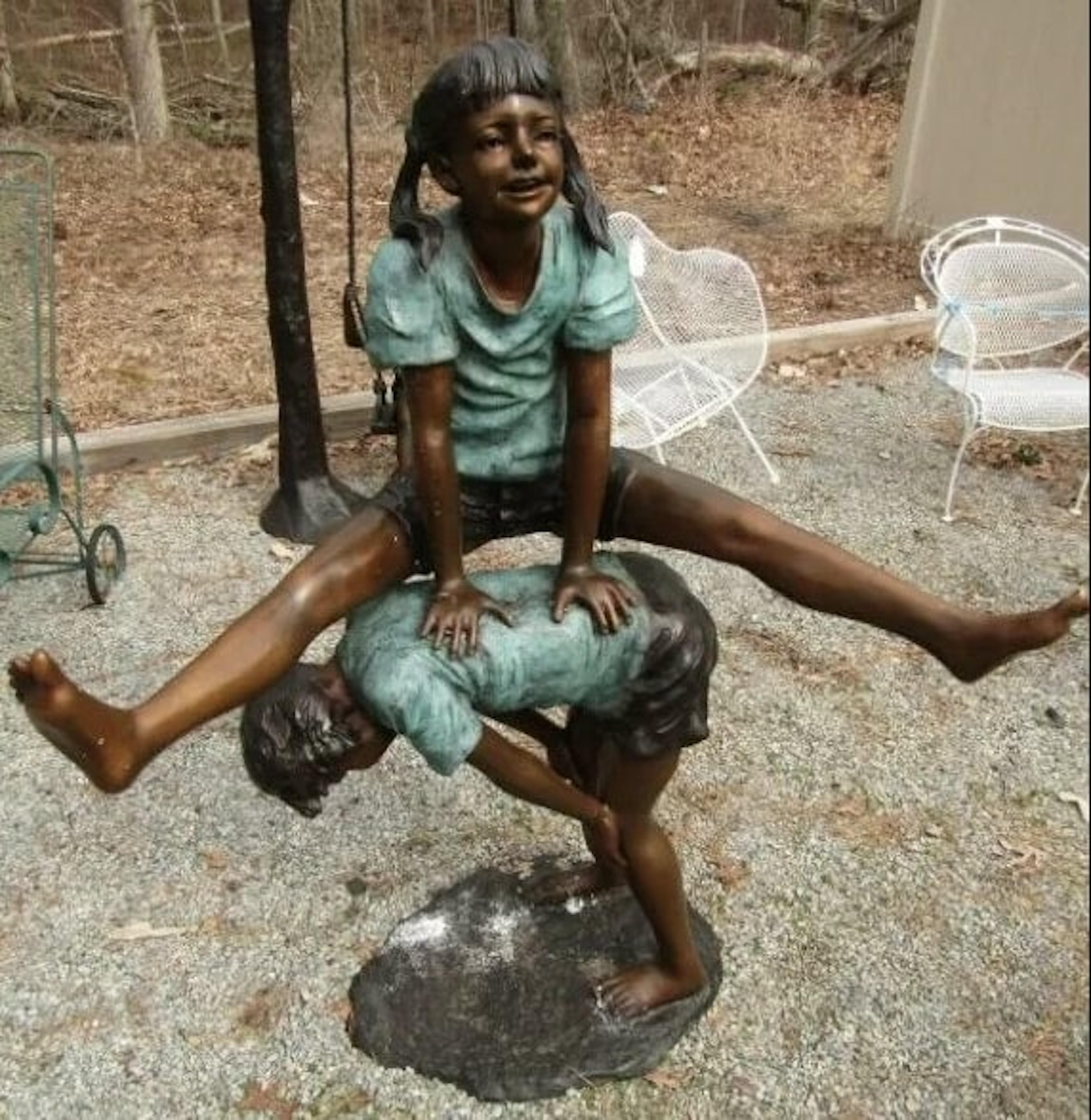 Bronzestatue von Kindern, die Fledermaus spielen, aus Bronze (Moderne der Mitte des Jahrhunderts) im Angebot