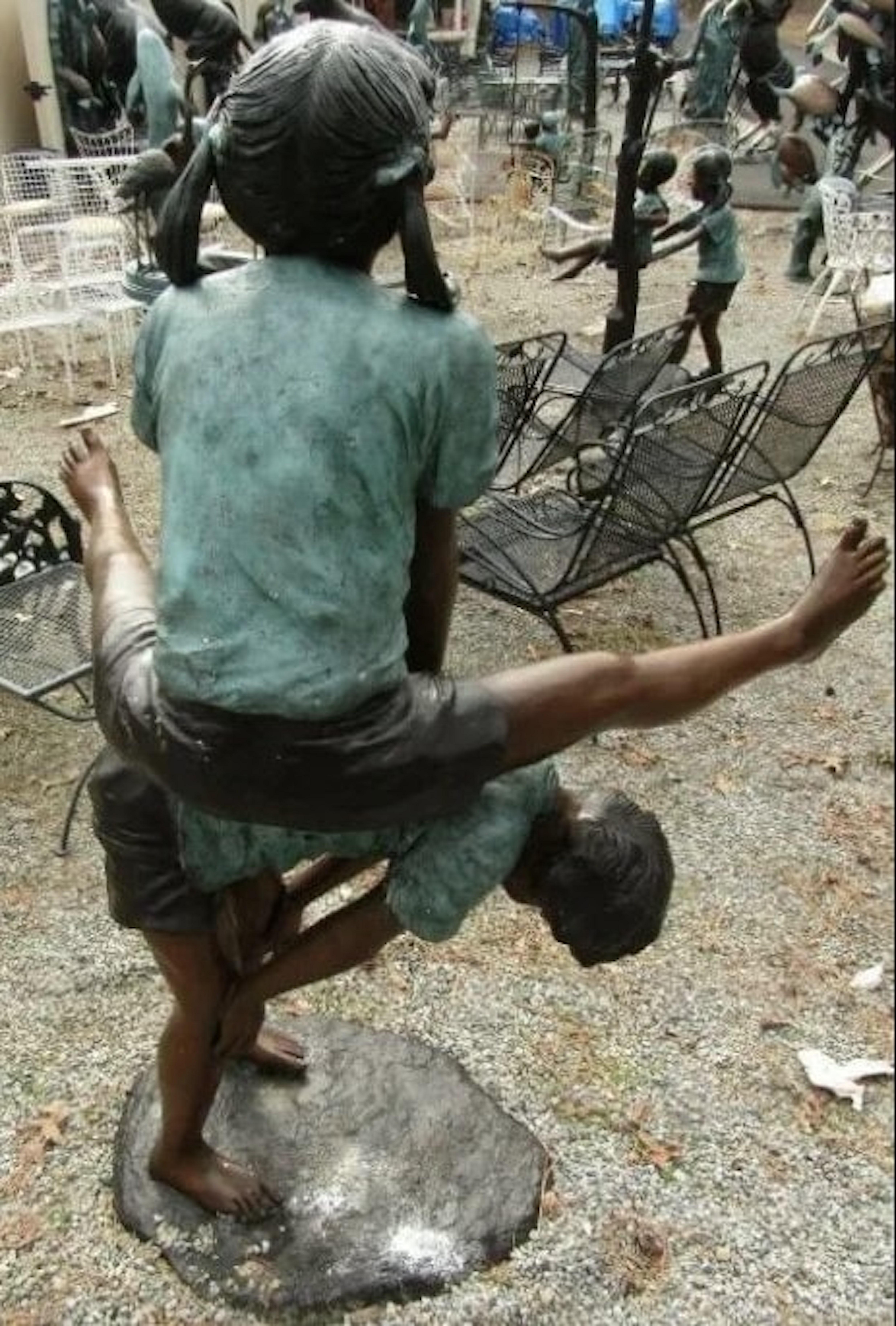 Bronzestatue von Kindern, die Fledermaus spielen, aus Bronze im Zustand „Gut“ im Angebot in Brooklyn, NY