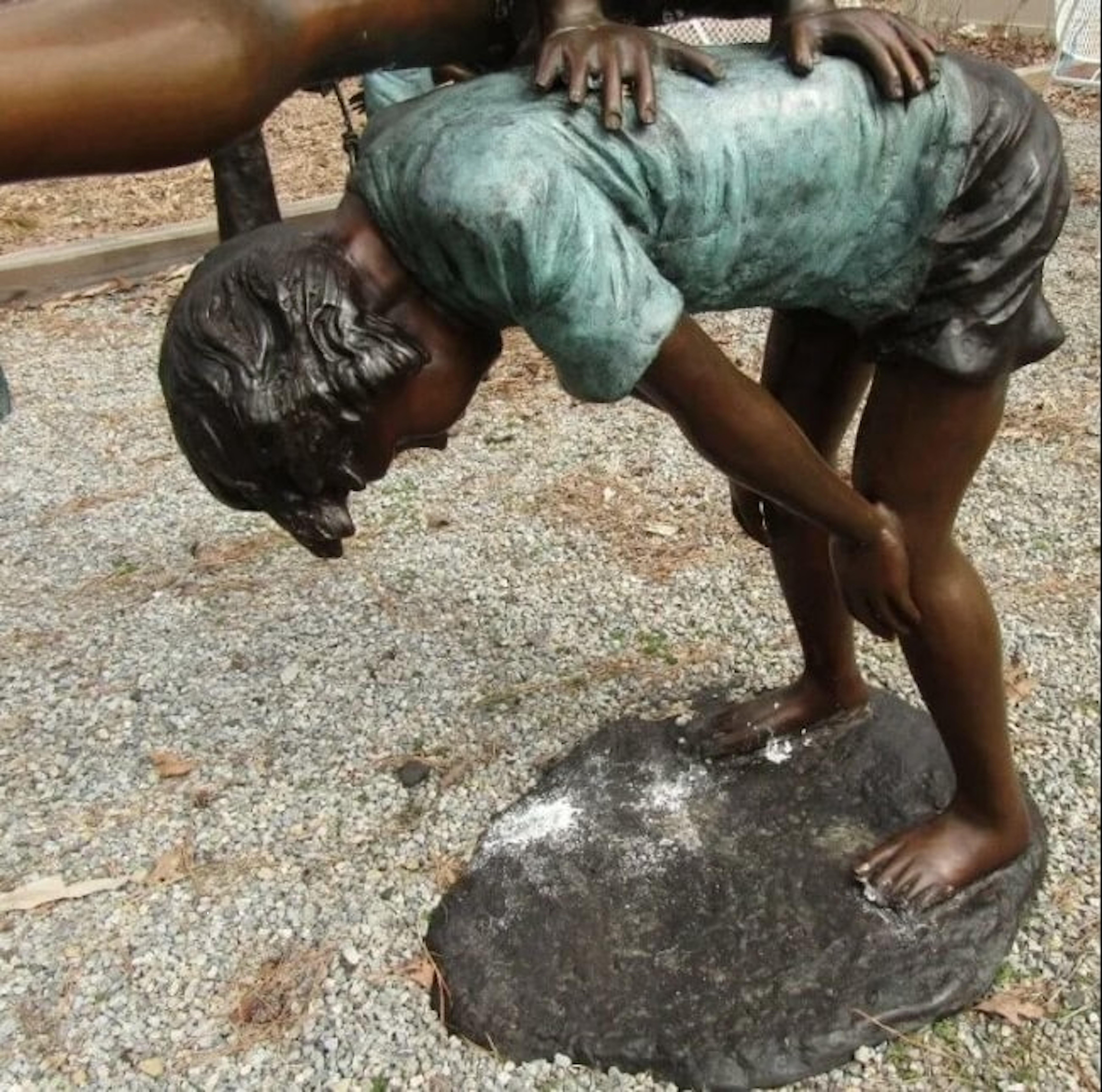 Bronzestatue von Kindern, die Fledermaus spielen, aus Bronze (20. Jahrhundert) im Angebot