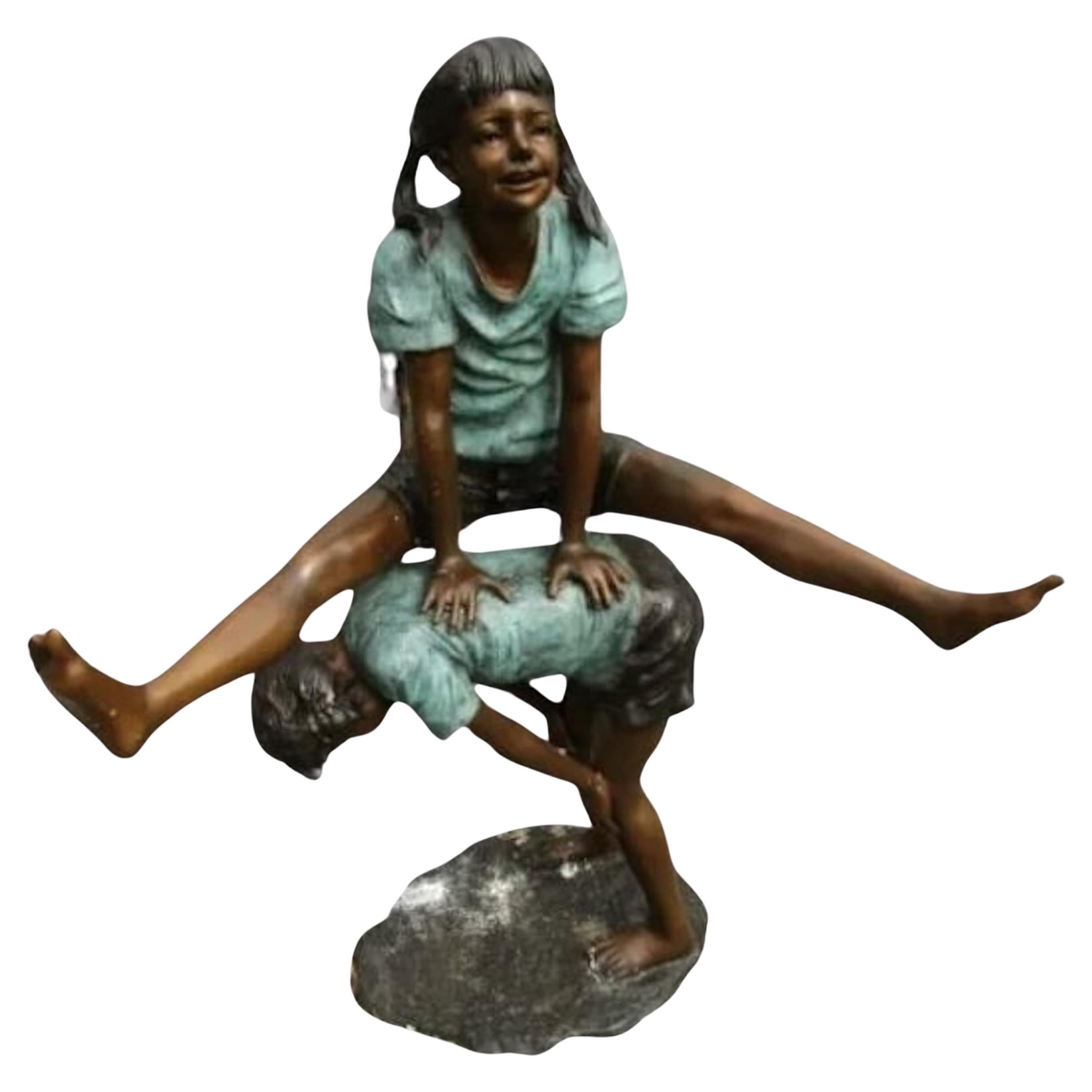 Statue en bronze d'enfants jouant de la grenouille