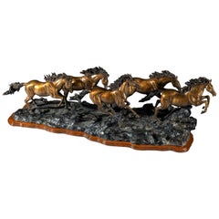 Statua in bronzo di cinque cavalli Mustang al galoppo
