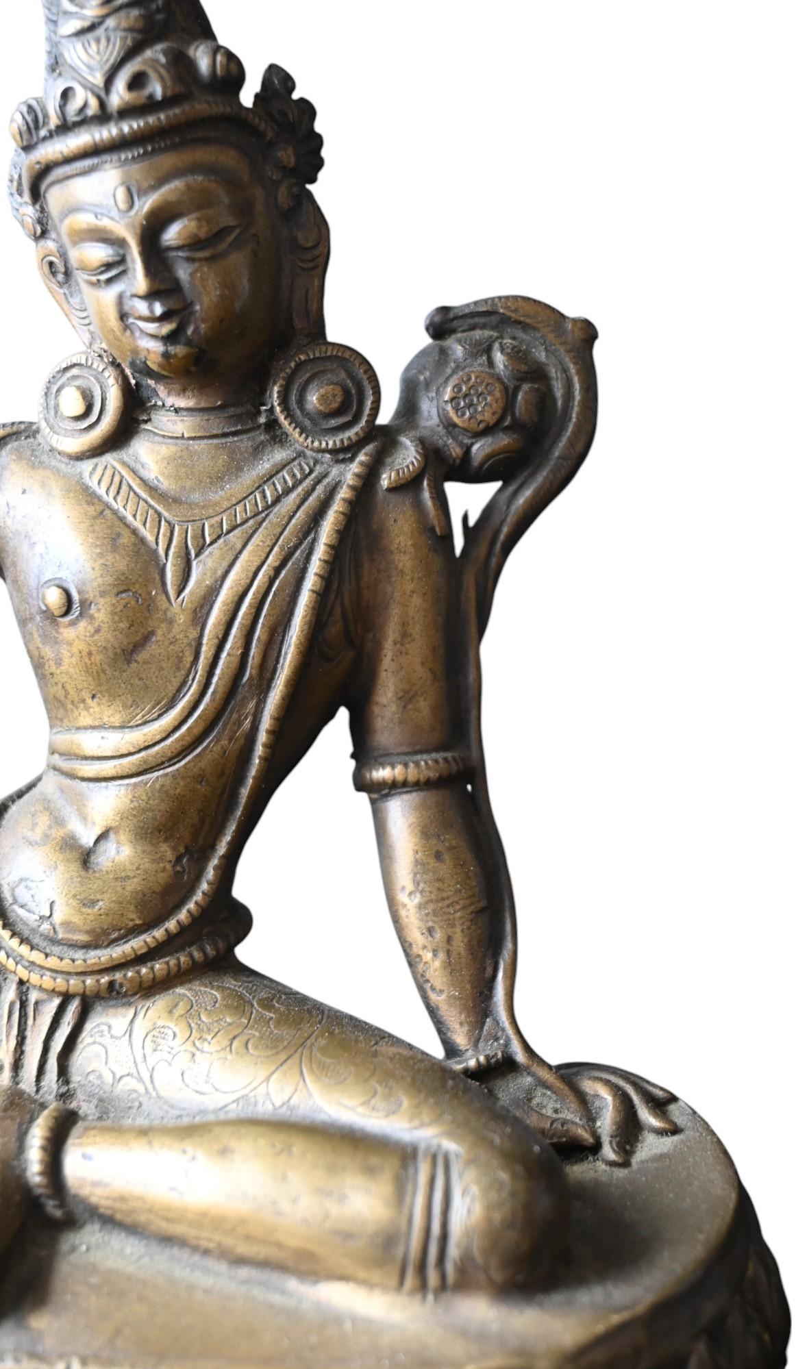 Tibetano Statua di bronzo di Tara nepalese (posizione di relax reale), fine del XIX secolo in vendita