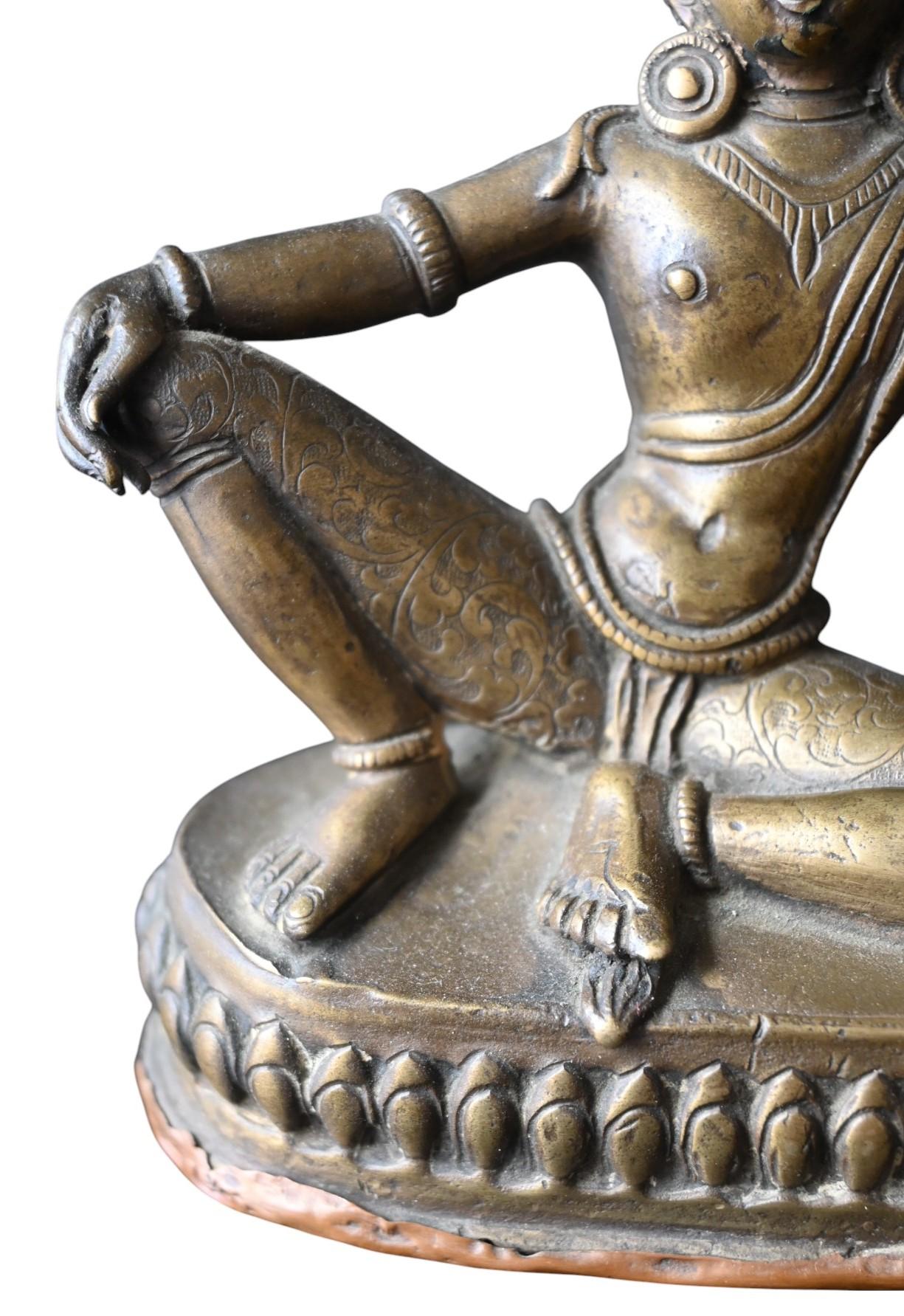 Nepalese Statua di bronzo di Tara nepalese (posizione di relax reale), fine del XIX secolo in vendita