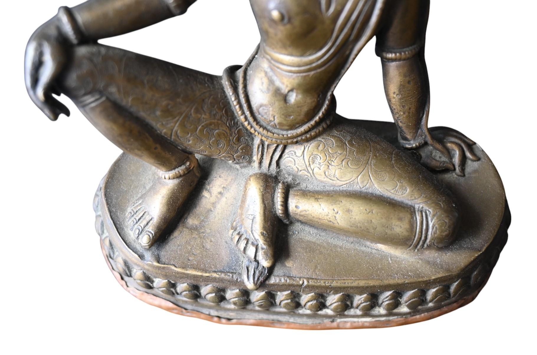 Statua di bronzo di Tara nepalese (posizione di relax reale), fine del XIX secolo In condizioni buone in vendita a Bilzen, BE