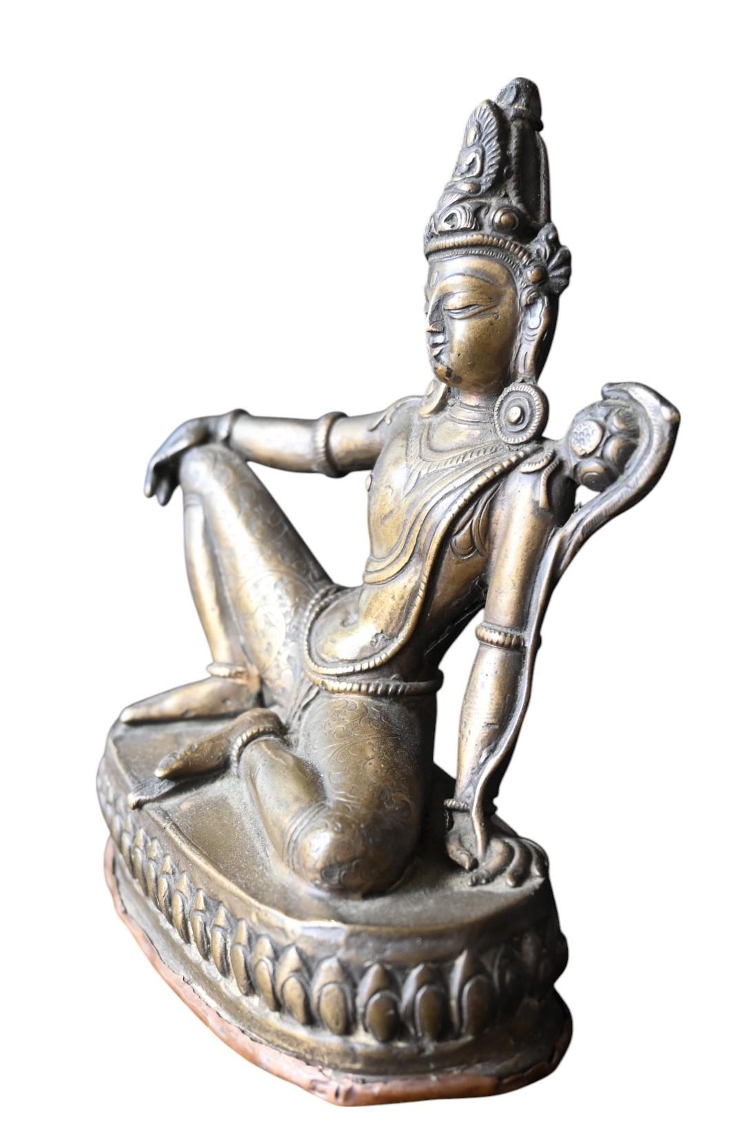 Bronzo Statua di bronzo di Tara nepalese (posizione di relax reale), fine del XIX secolo in vendita