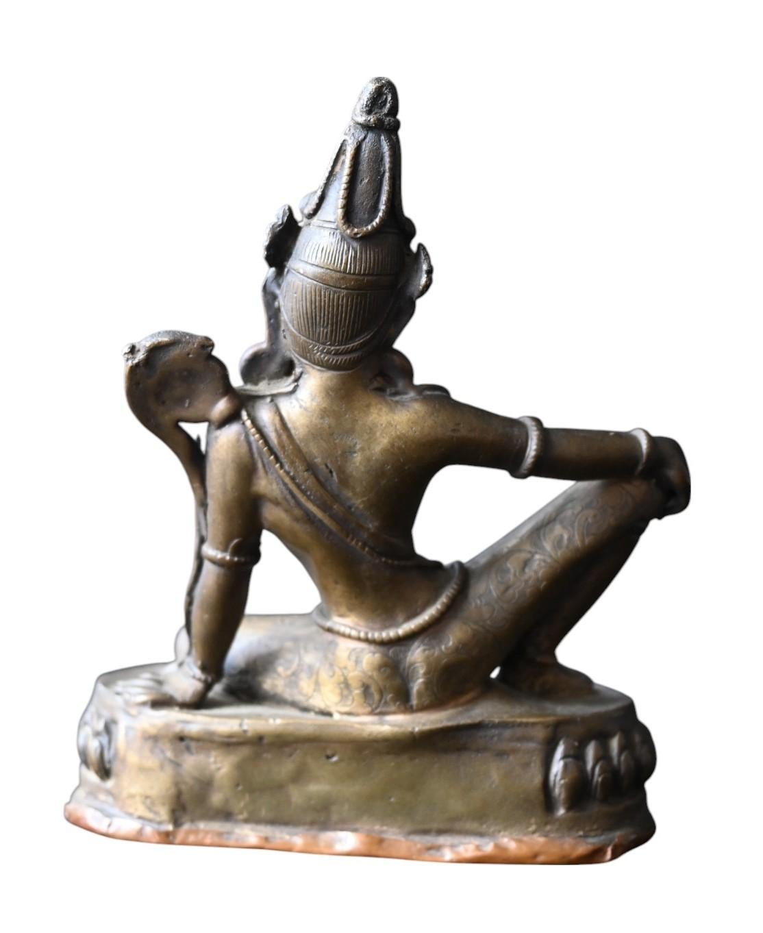 Statua di bronzo di Tara nepalese (posizione di relax reale), fine del XIX secolo in vendita 1