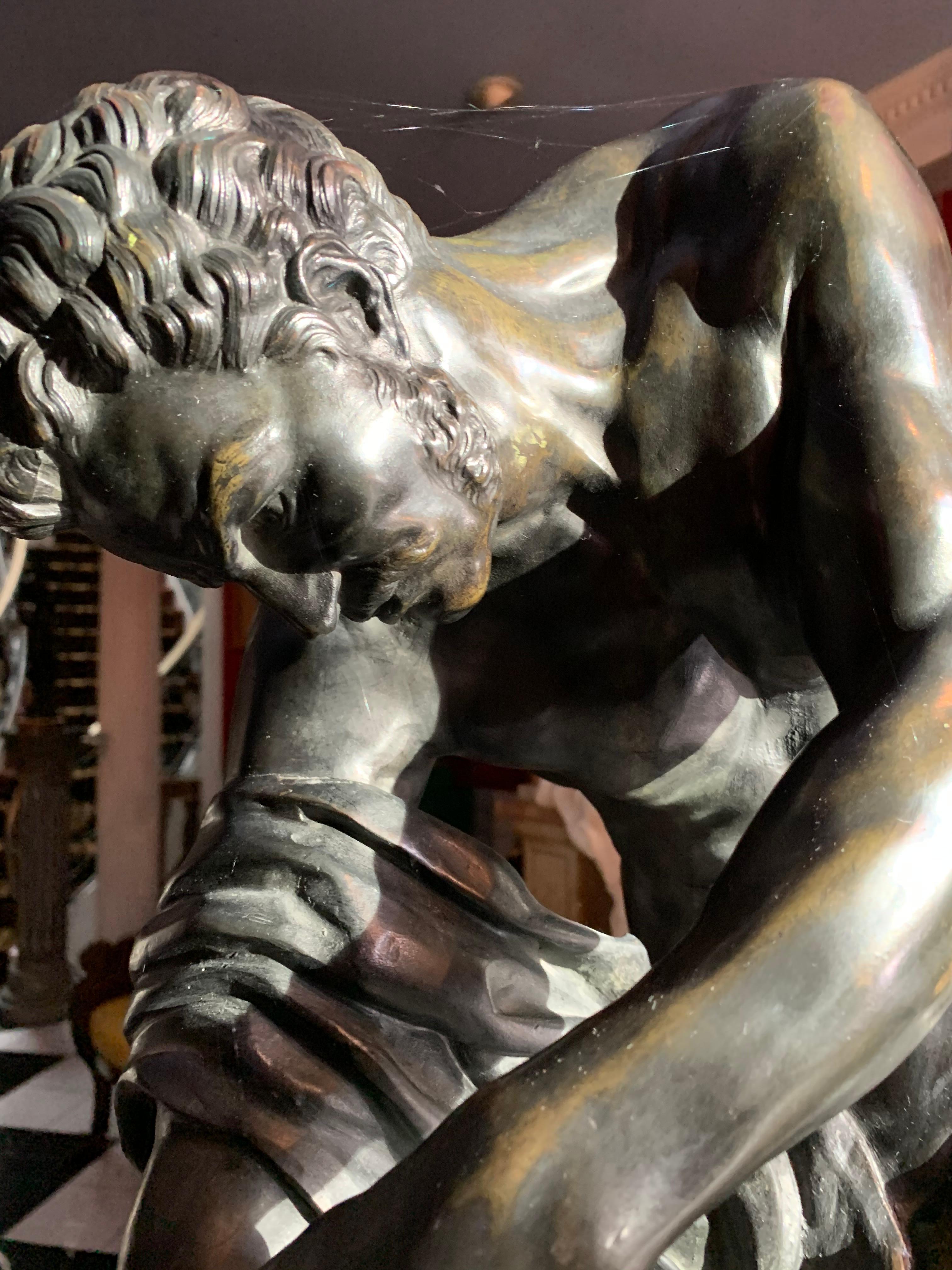 Statue en bronze du lutteur grec romain Milo de Croton d'après Dumont en vente 6