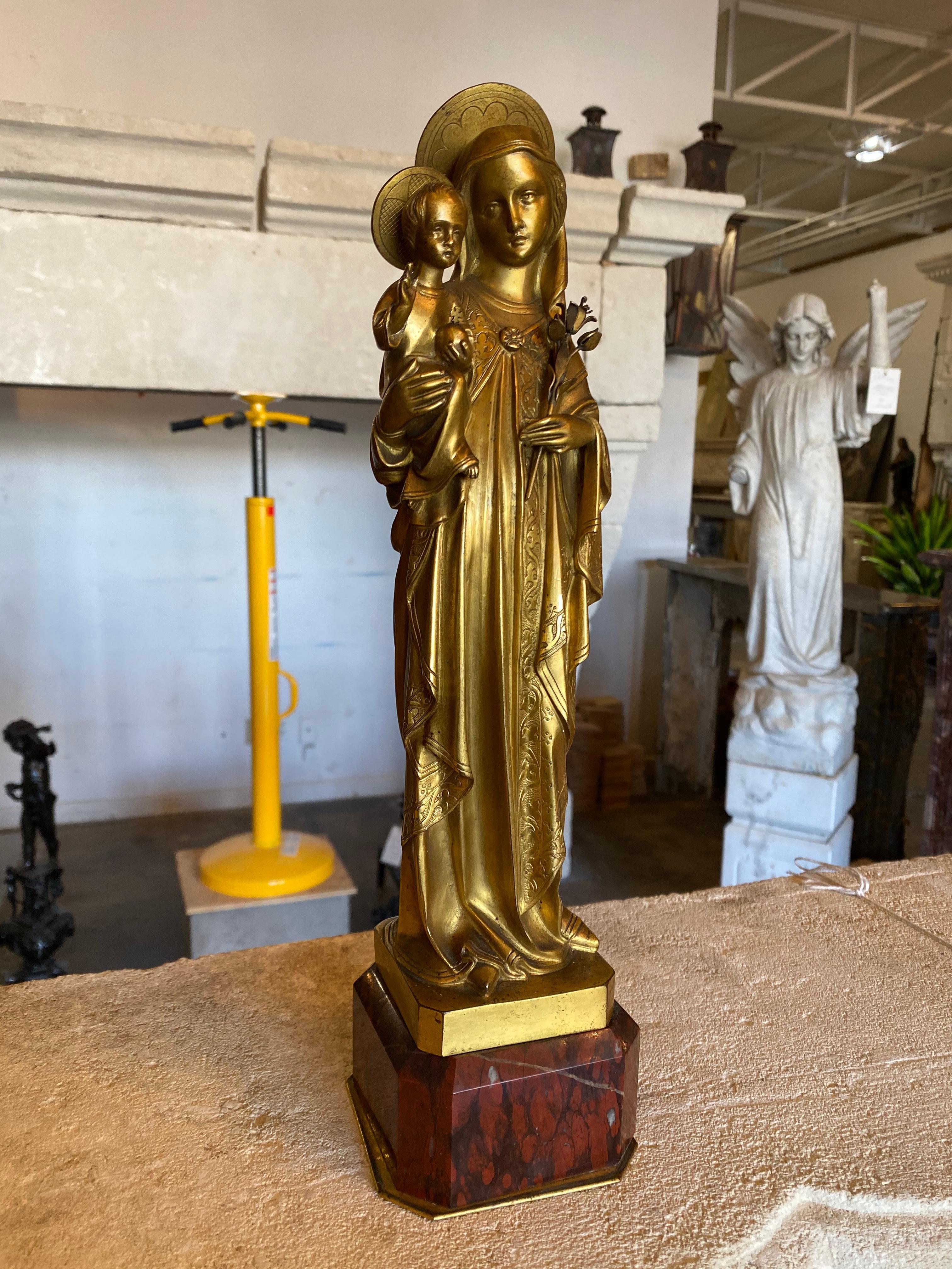 Diese Bronzestatue der Jungfrau Maria mit Kind stammt aus dem Frankreich der frühen 1900er Jahre. 

Abmessungen: 4'' T x 4'' B x 14'' H.