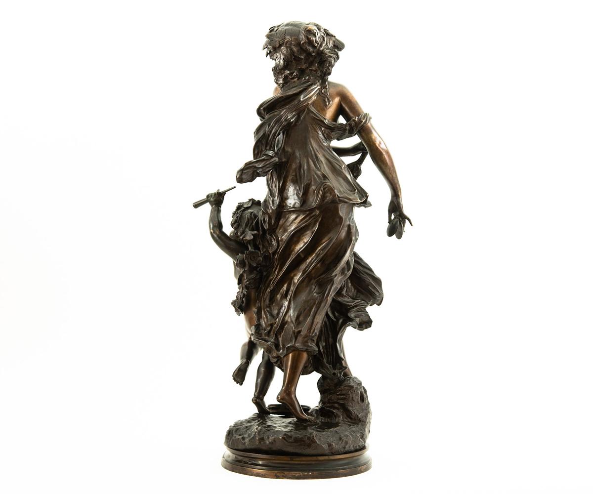 Angeboten wird eine Bronzestatue mit schöner Patina und Motiv. Der Gesichtsausdruck der Frau und des Kindes (fast wie ein Putto) strahlt Frieden und Freude aus und zwingt einen zum Lächeln, wenn man diese kostbare Bronze betrachtet.