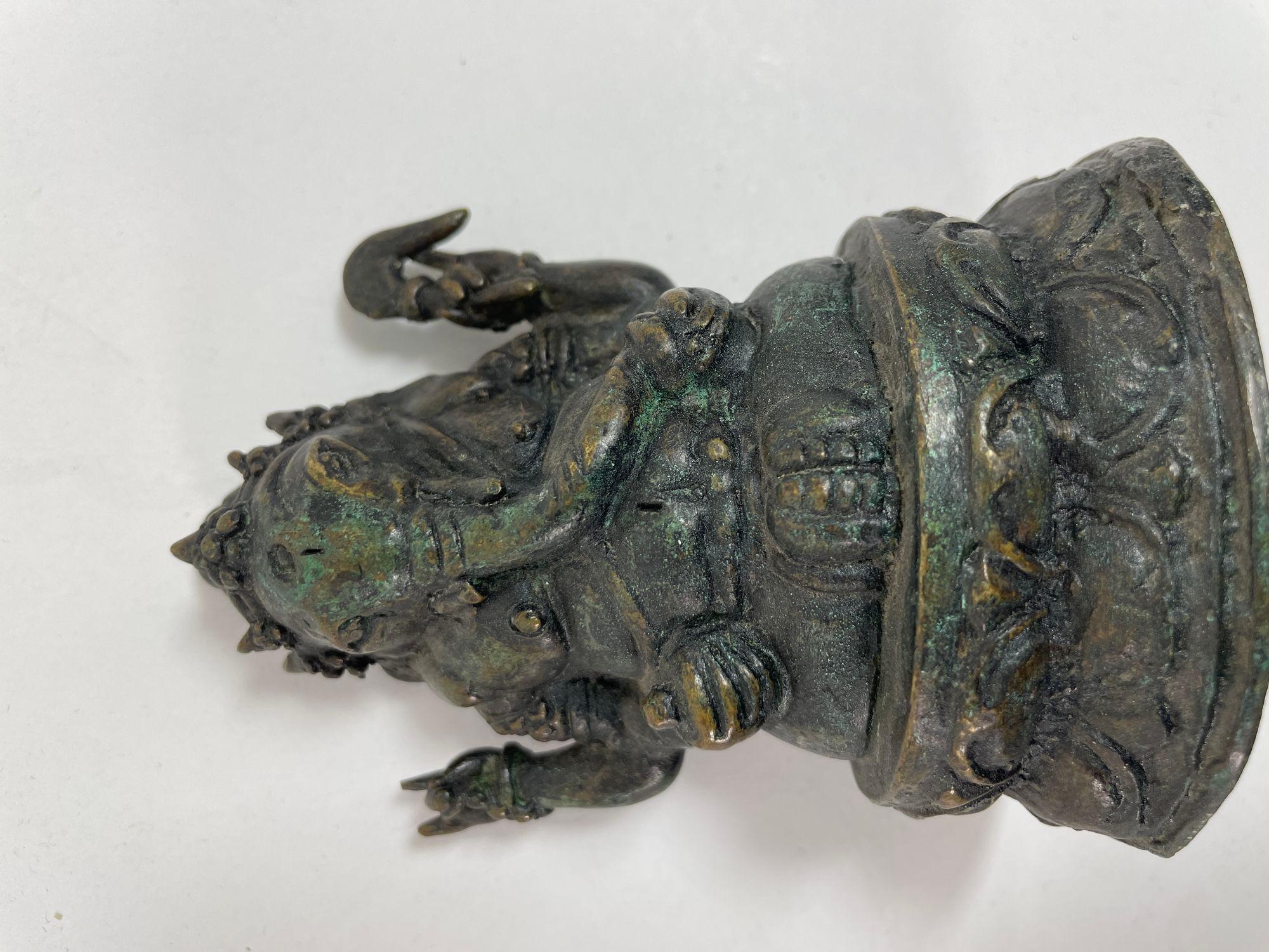 Indian or Nepalese Ganesh Ganesha Bronze Statue Sculpture.
Beautiful bronze sculpture of Ganesh with a nice aged patina.
From a collection of Asian and Tibetan Indian works.
Would be a great addition to any South-East Asian or Indian/ Nepalese