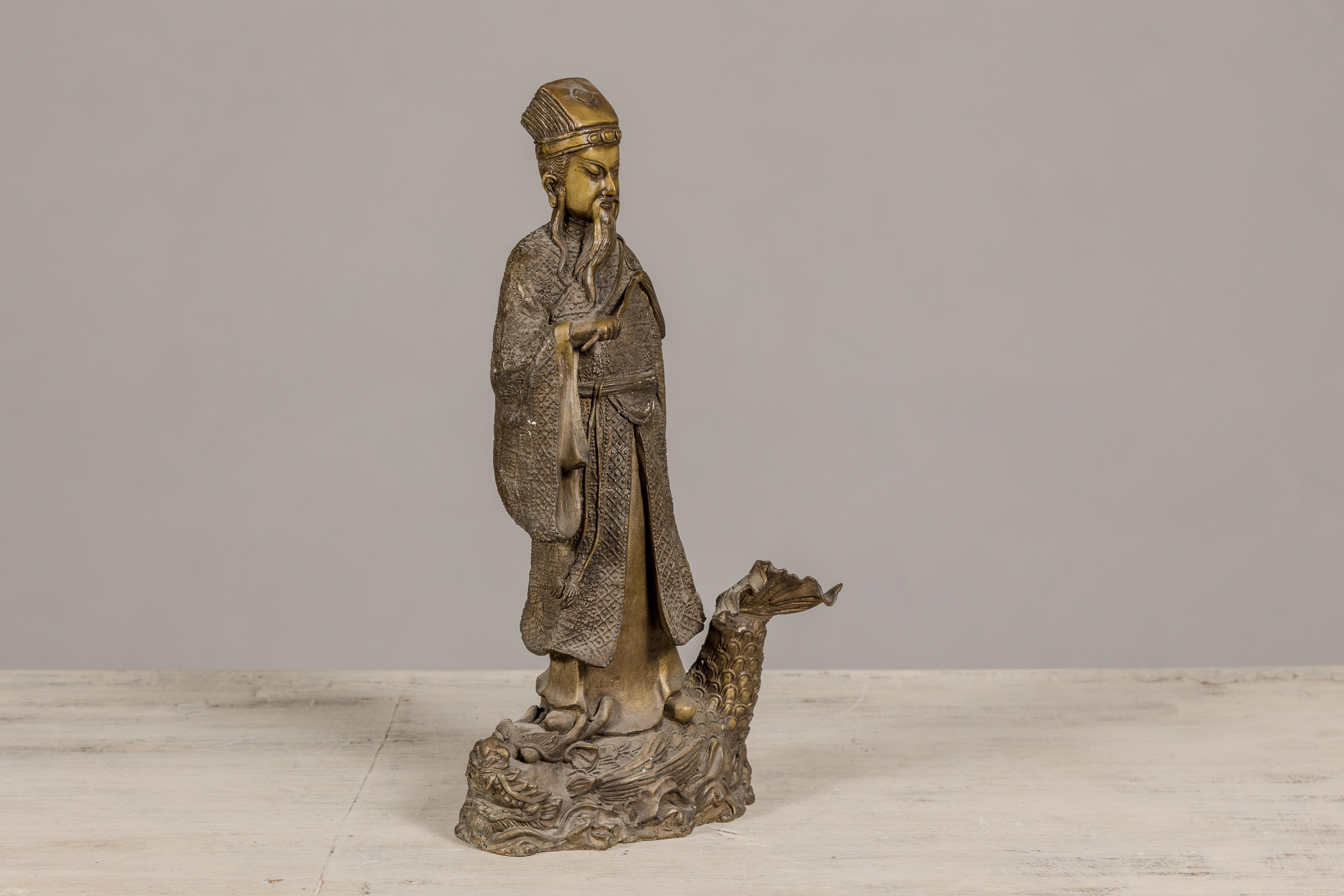 Statuette en bronze d'une figure ancétrique chinoise debout sur un poisson géant en vente 4