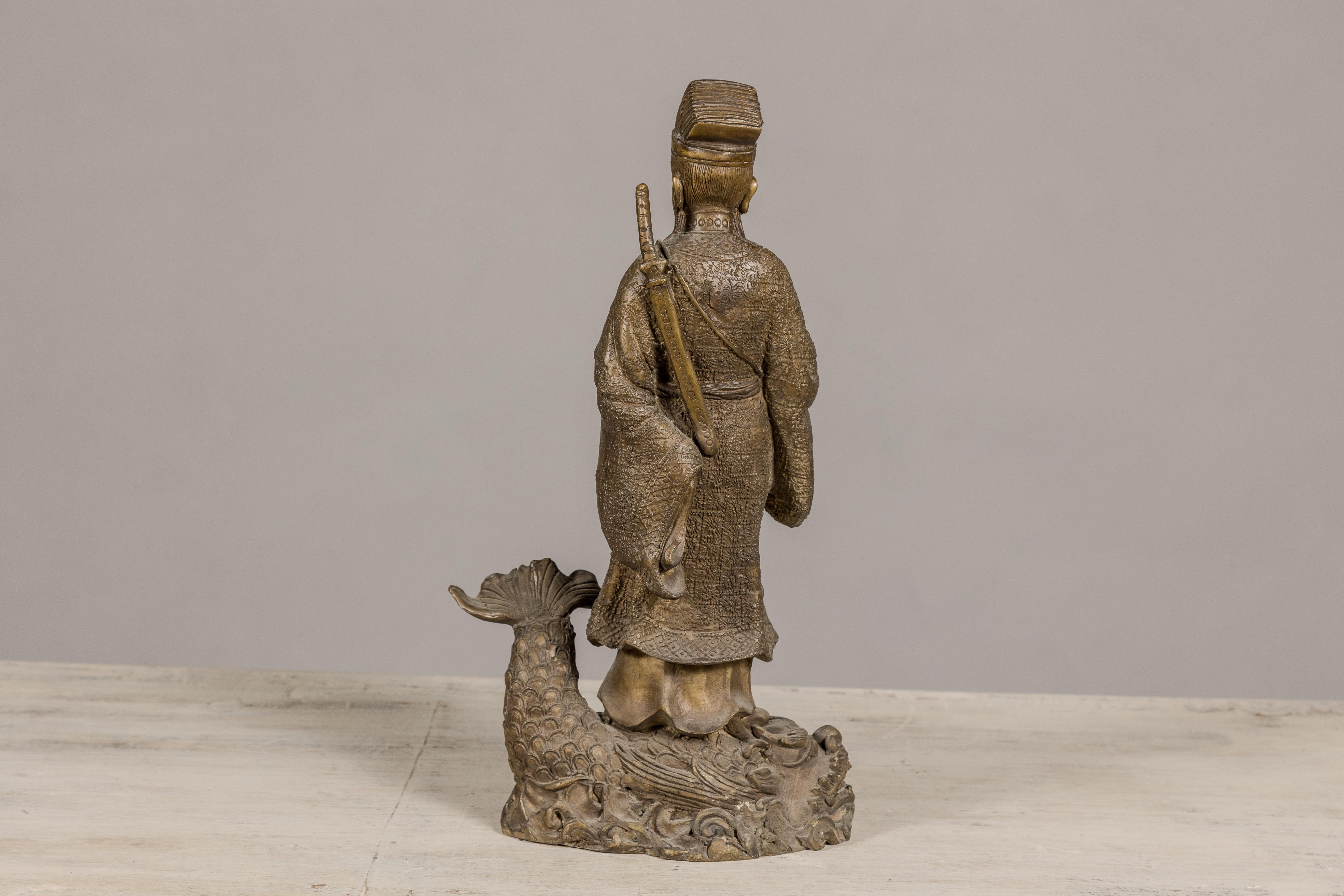 Statuette en bronze d'une figure ancétrique chinoise debout sur un poisson géant en vente 7