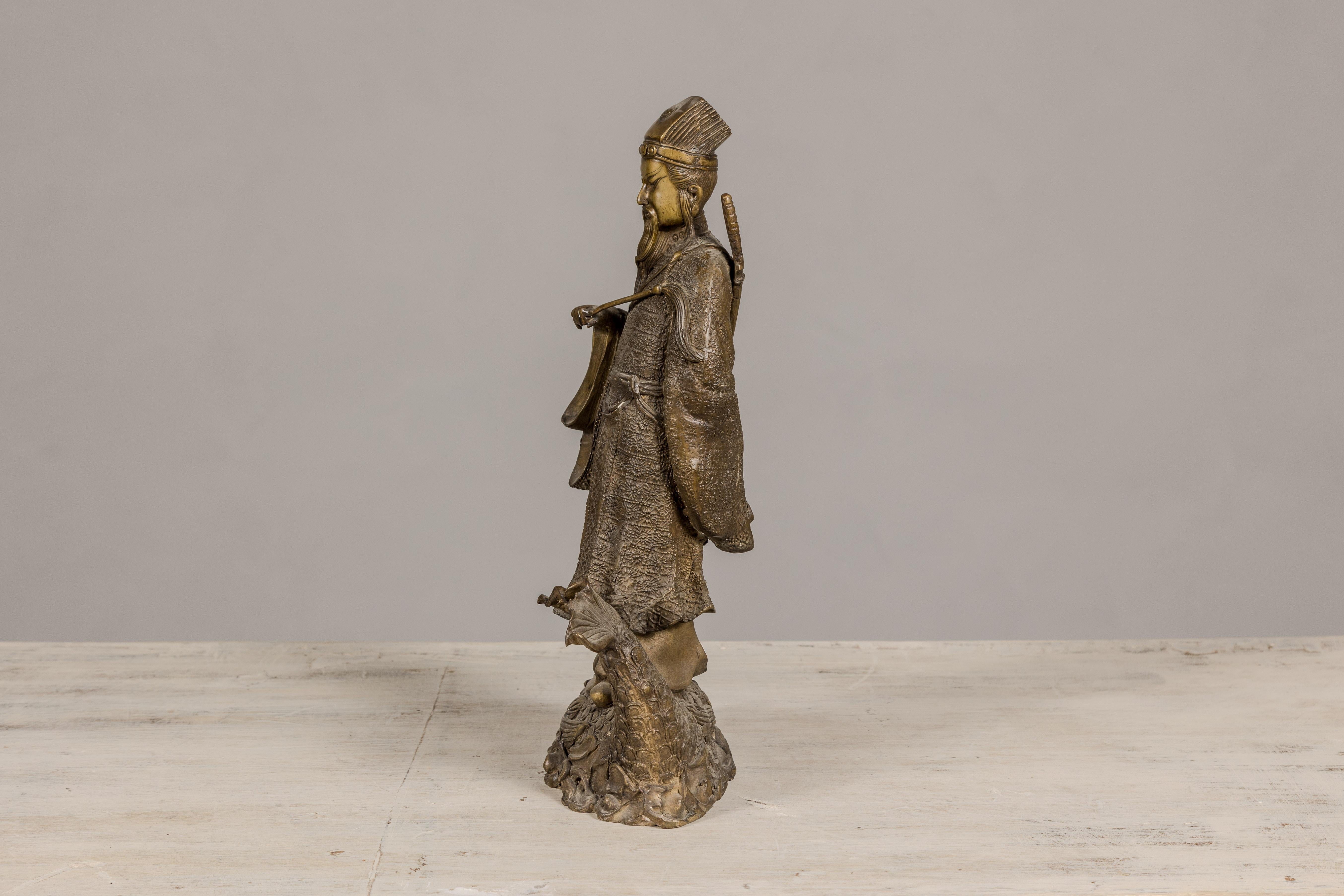 Statuette en bronze d'une figure ancétrique chinoise debout sur un poisson géant en vente 8