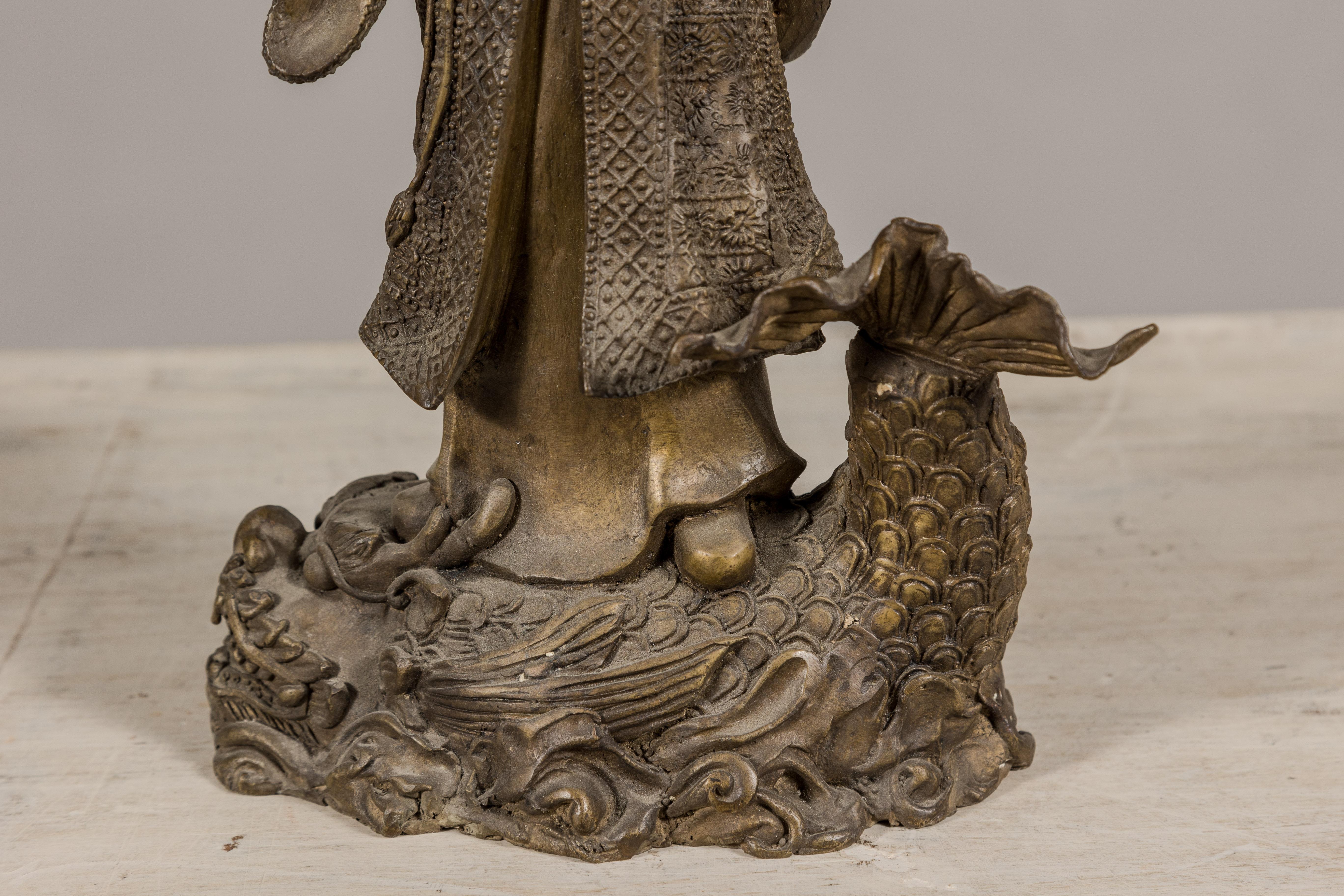 Statuette en bronze d'une figure ancétrique chinoise debout sur un poisson géant en vente 1