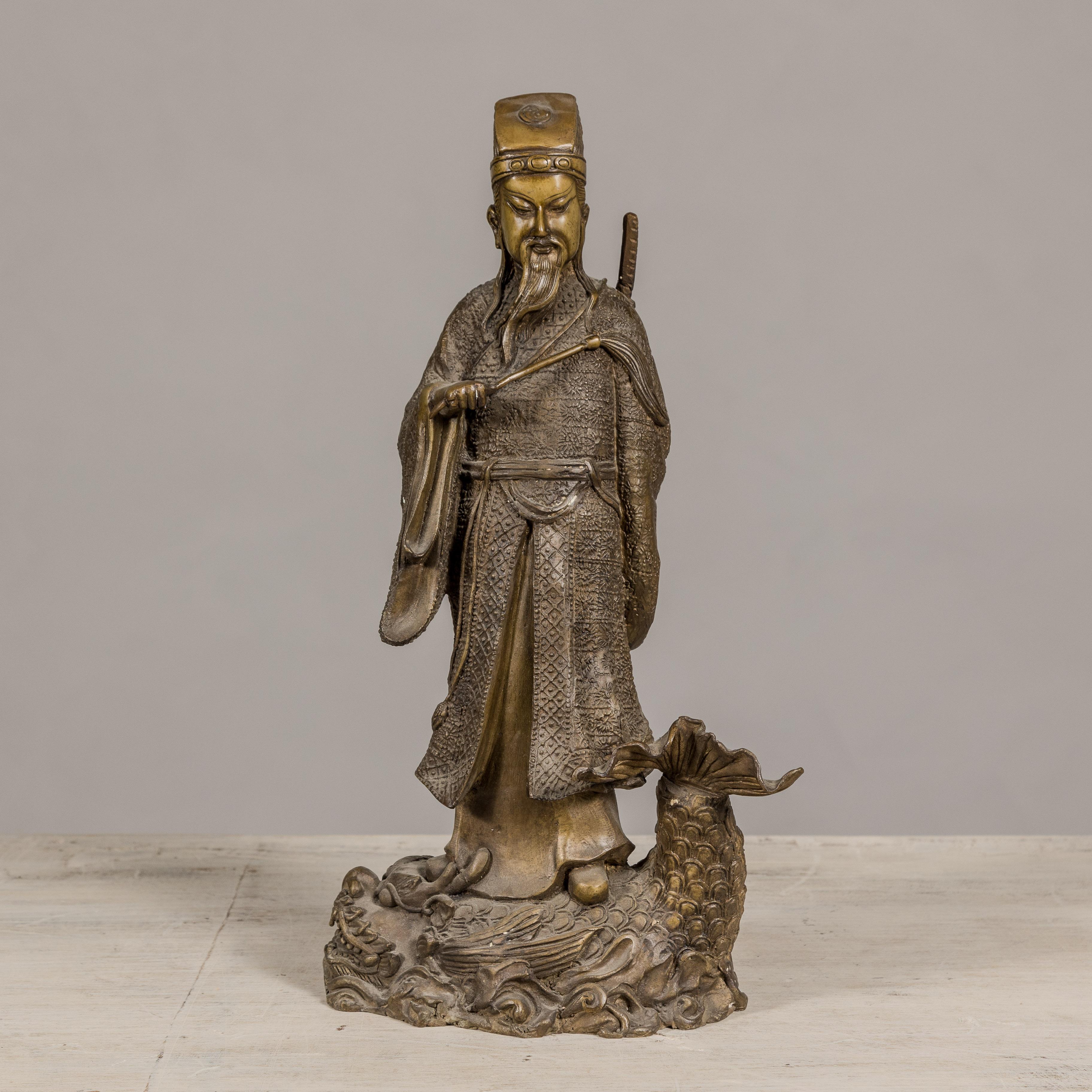 Statuette en bronze d'une figure ancétrique chinoise debout sur un poisson géant en vente 2
