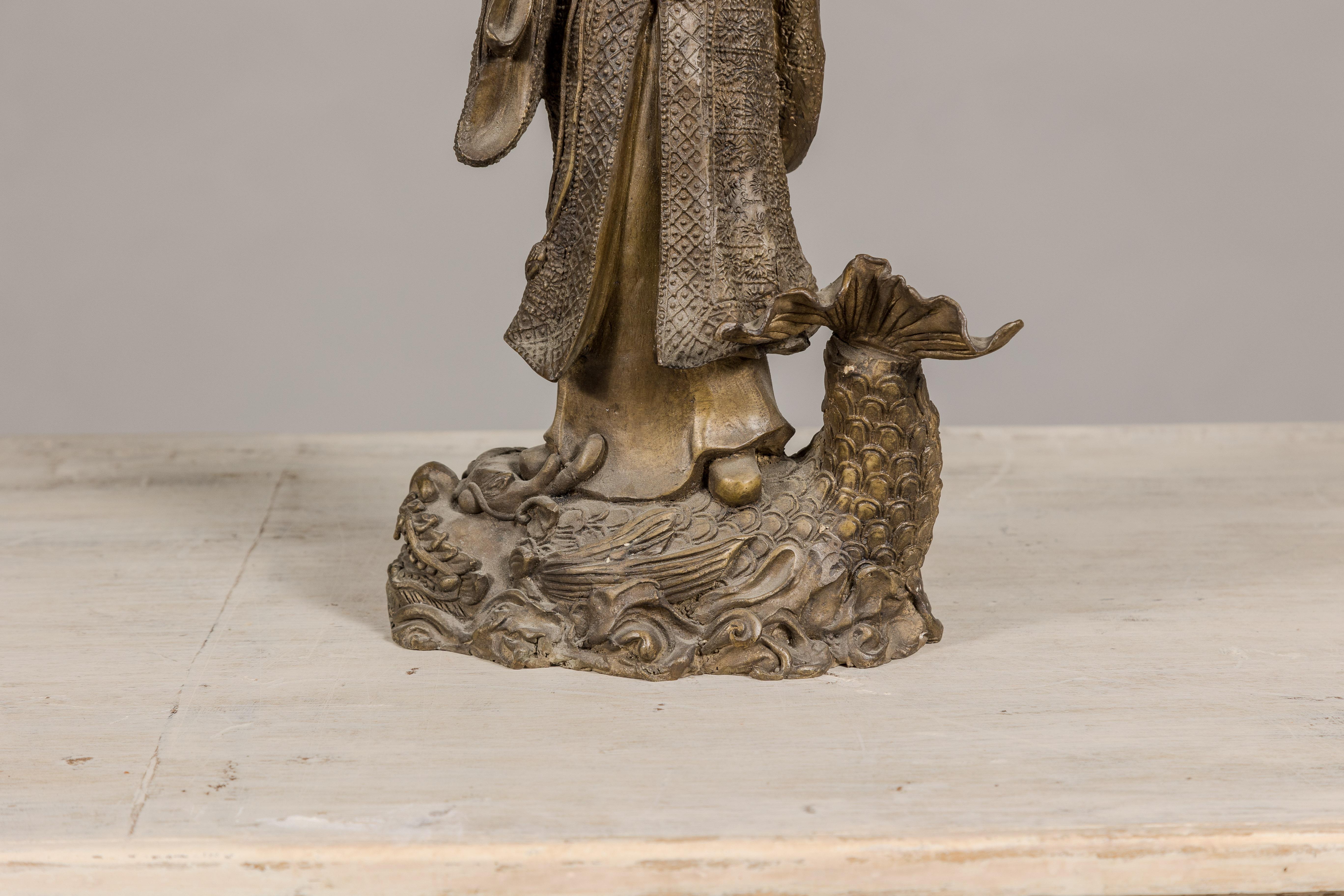 Statuette en bronze d'une figure ancétrique chinoise debout sur un poisson géant en vente 3