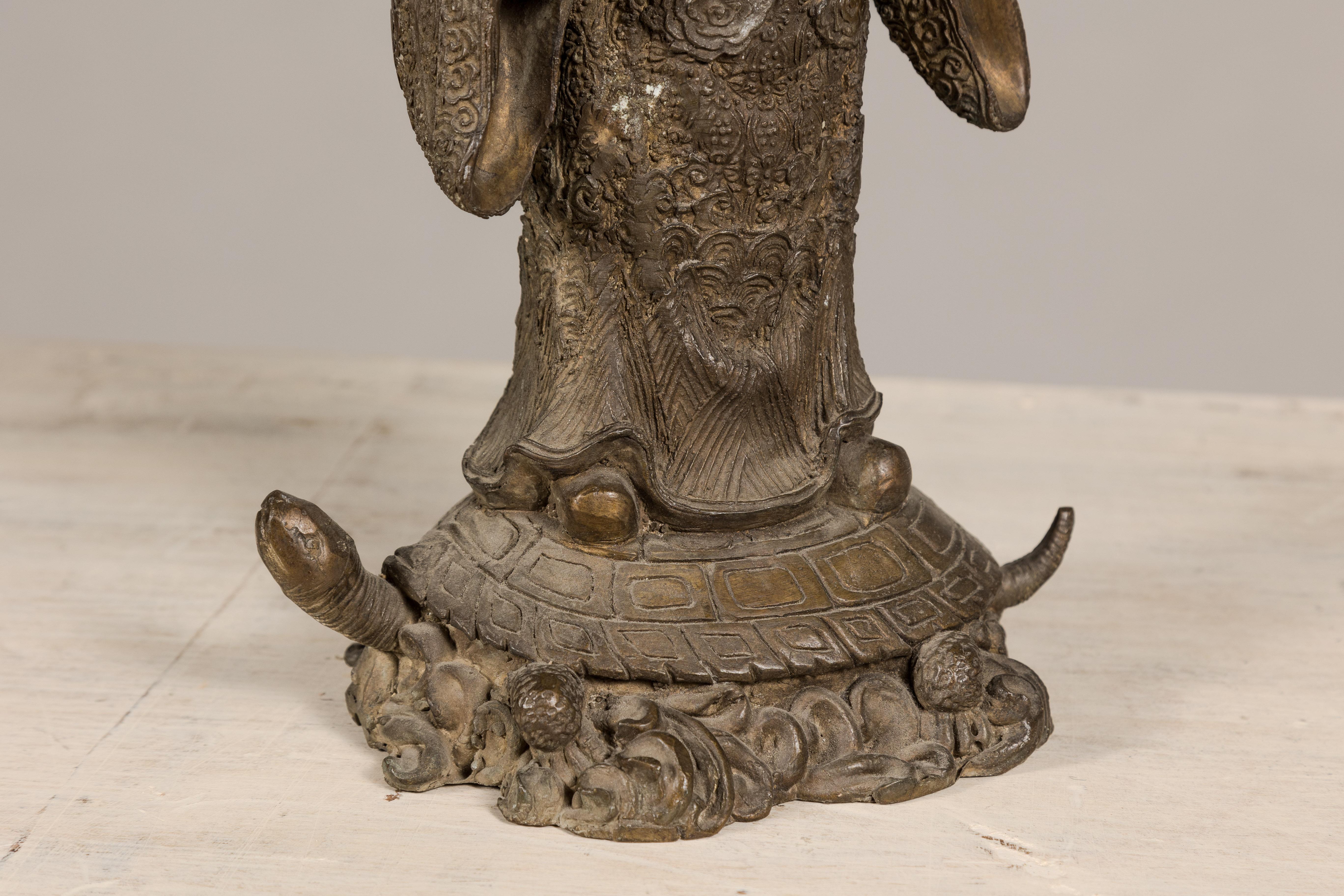 Bronze Statue d'un érudit debout sur une tortue en bronze en vente