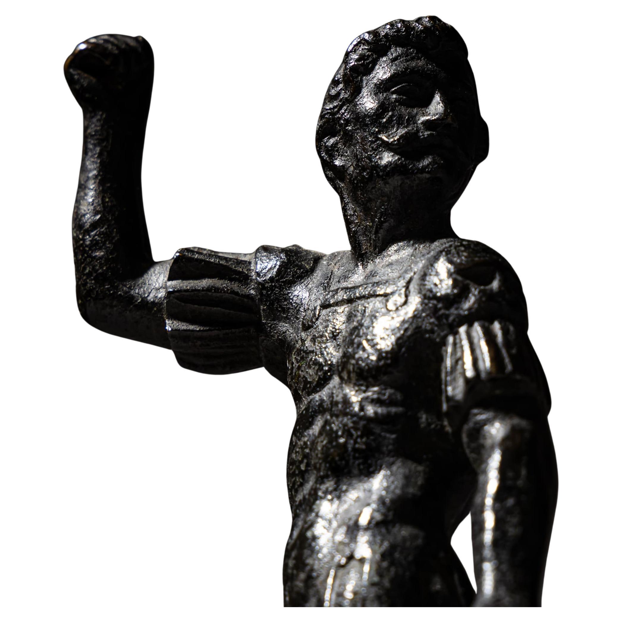 Petite statuette en bronze d'un mercenaire vénitien sur un petit socle en pierre brune à bord naturel. Italie, 16e/17e siècle.