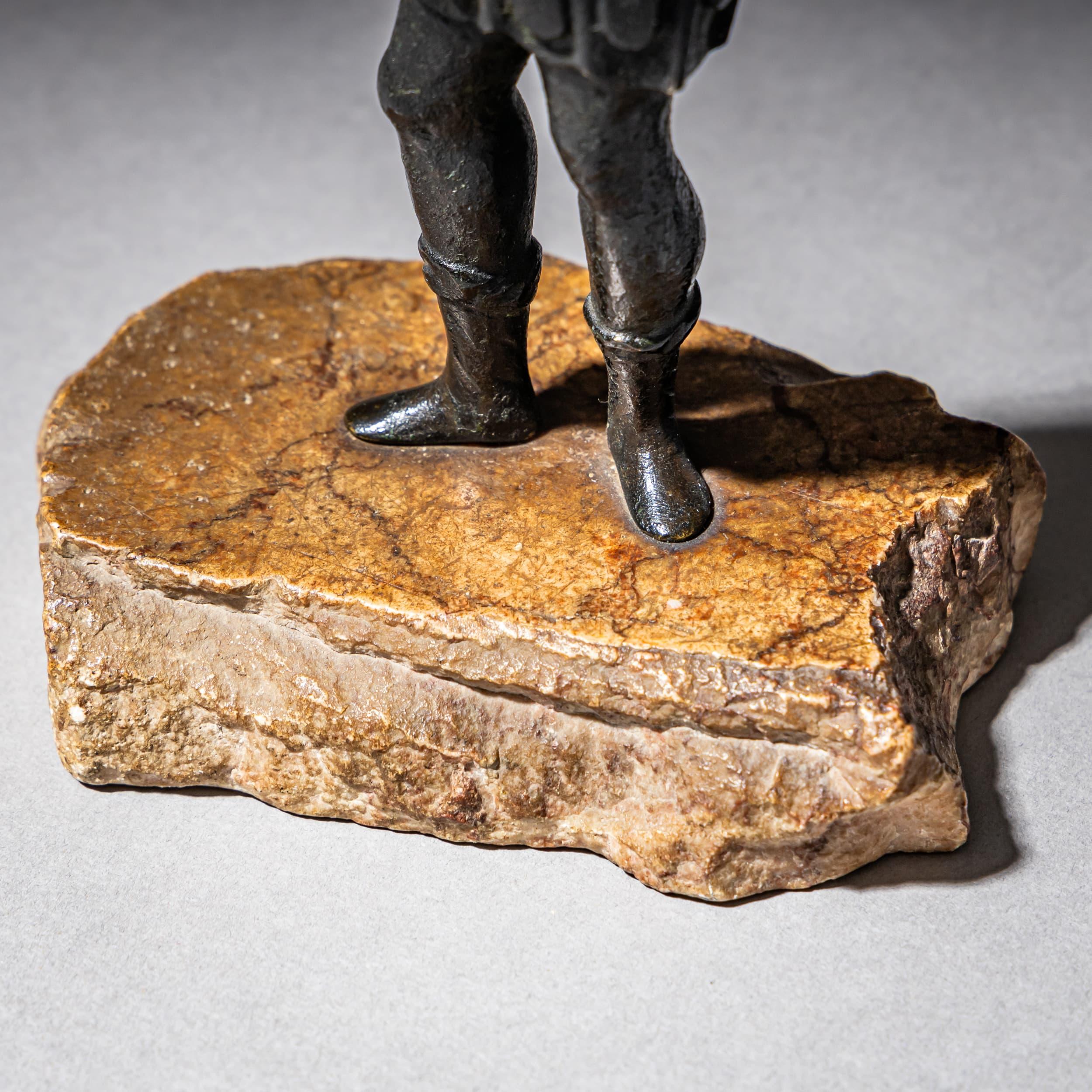 Statuette en bronze d'un mercenaire vénitien, Italie 16e/17e siècle Bon état - En vente à Greding, DE
